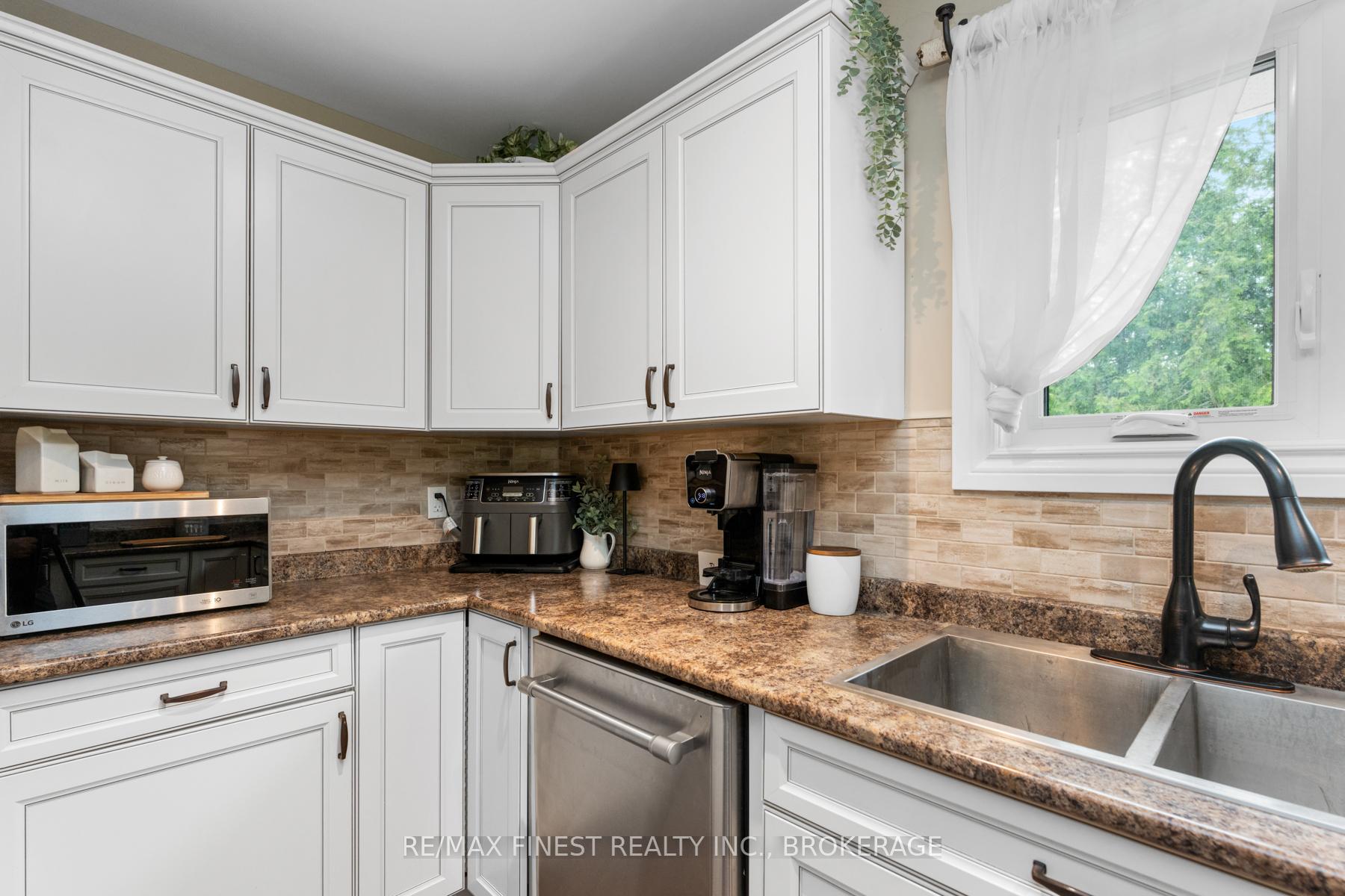 Photo 16 of 1741 Marian Crescent, Kingston, City North of 401 — HOMEH