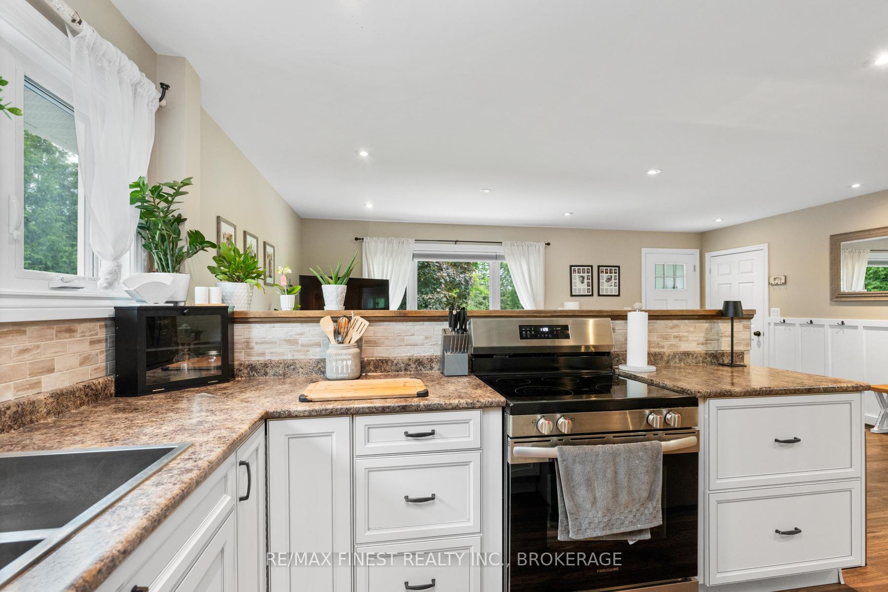 Photo 9 of 1741 Marian Crescent, Kingston, City North of 401 — HOMEH