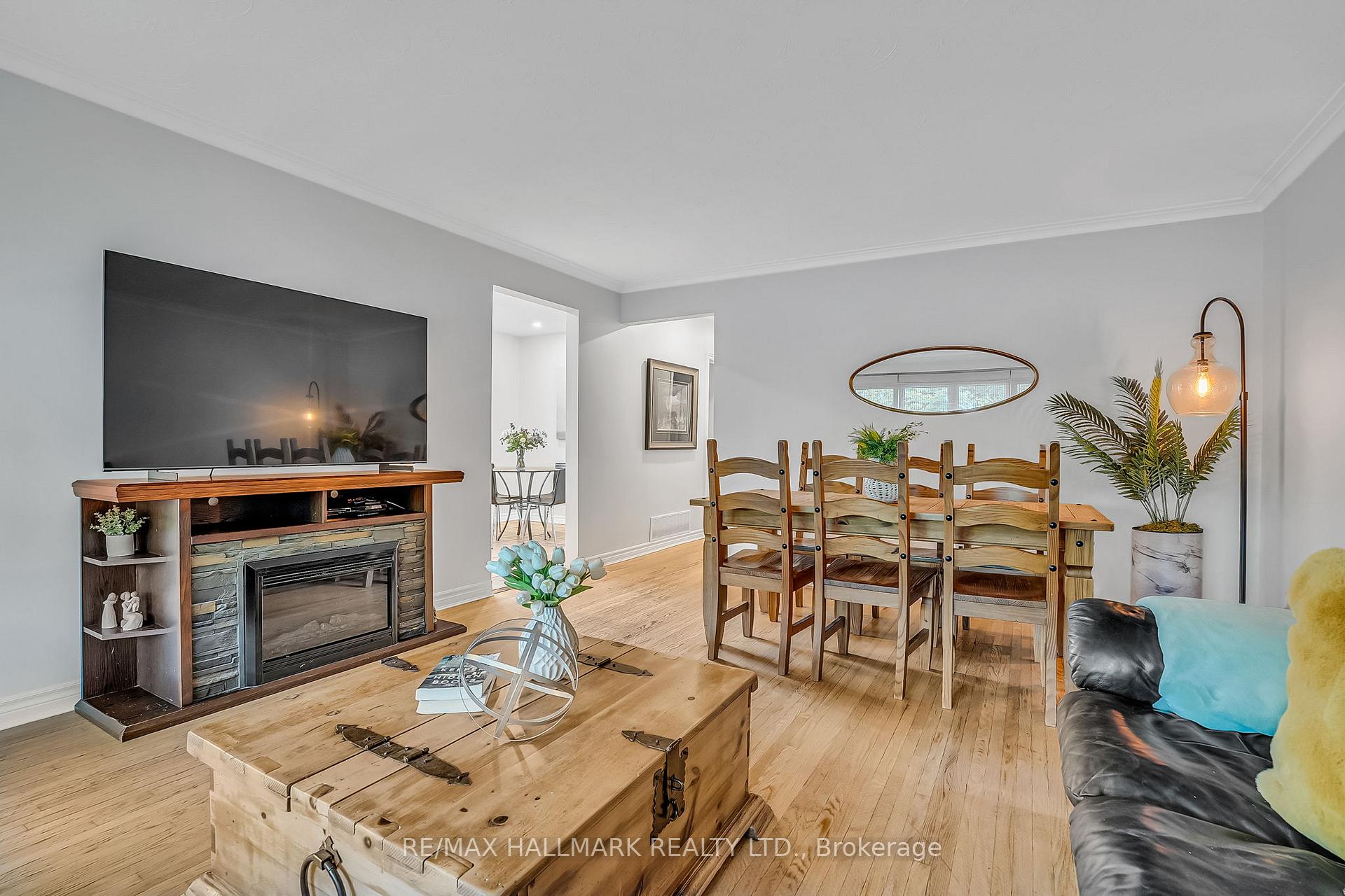 Photo 3 of 4 Cabot Court, Aurora, Aurora Heights — HOMEH