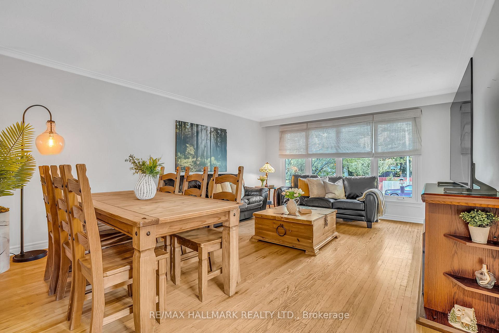 Photo 5 of 4 Cabot Court, Aurora, Aurora Heights — HOMEH