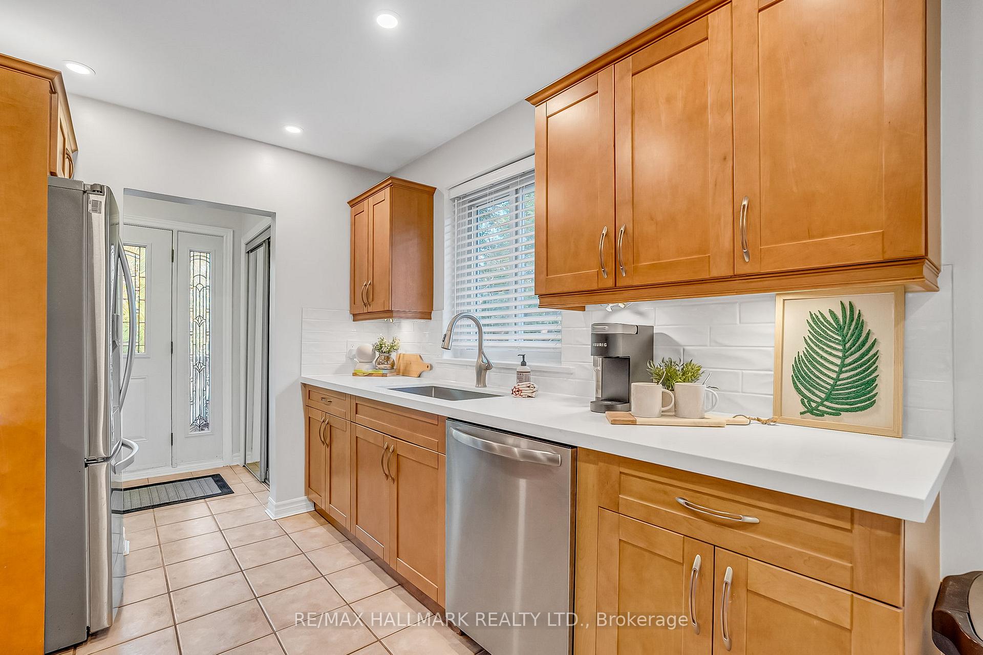 Photo 9 of 4 Cabot Court, Aurora, Aurora Heights — HOMEH