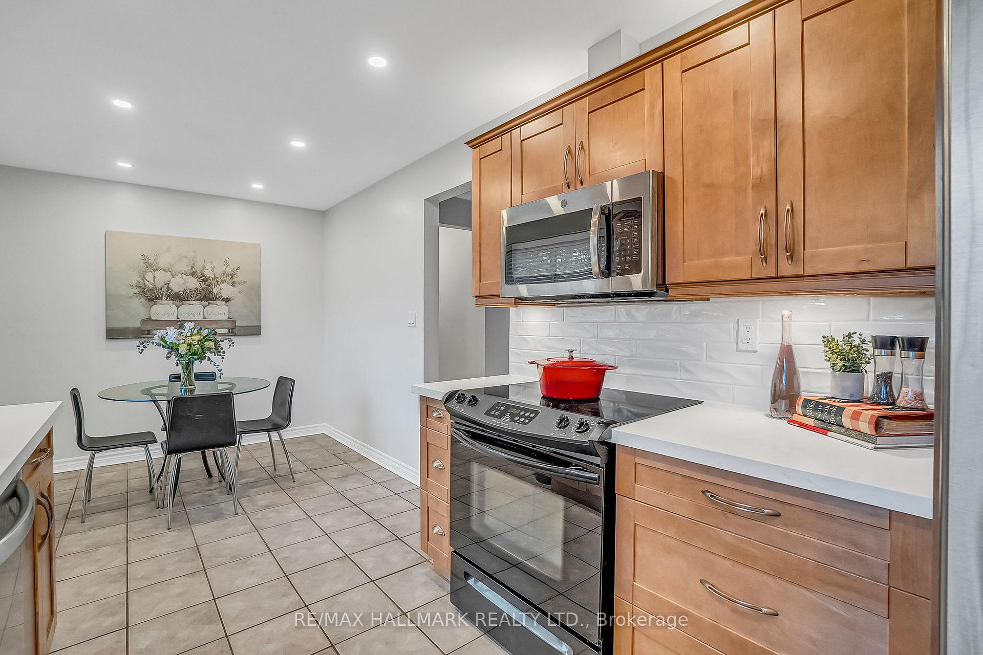 Photo 14 of 4 Cabot Court, Aurora, Aurora Heights — HOMEH