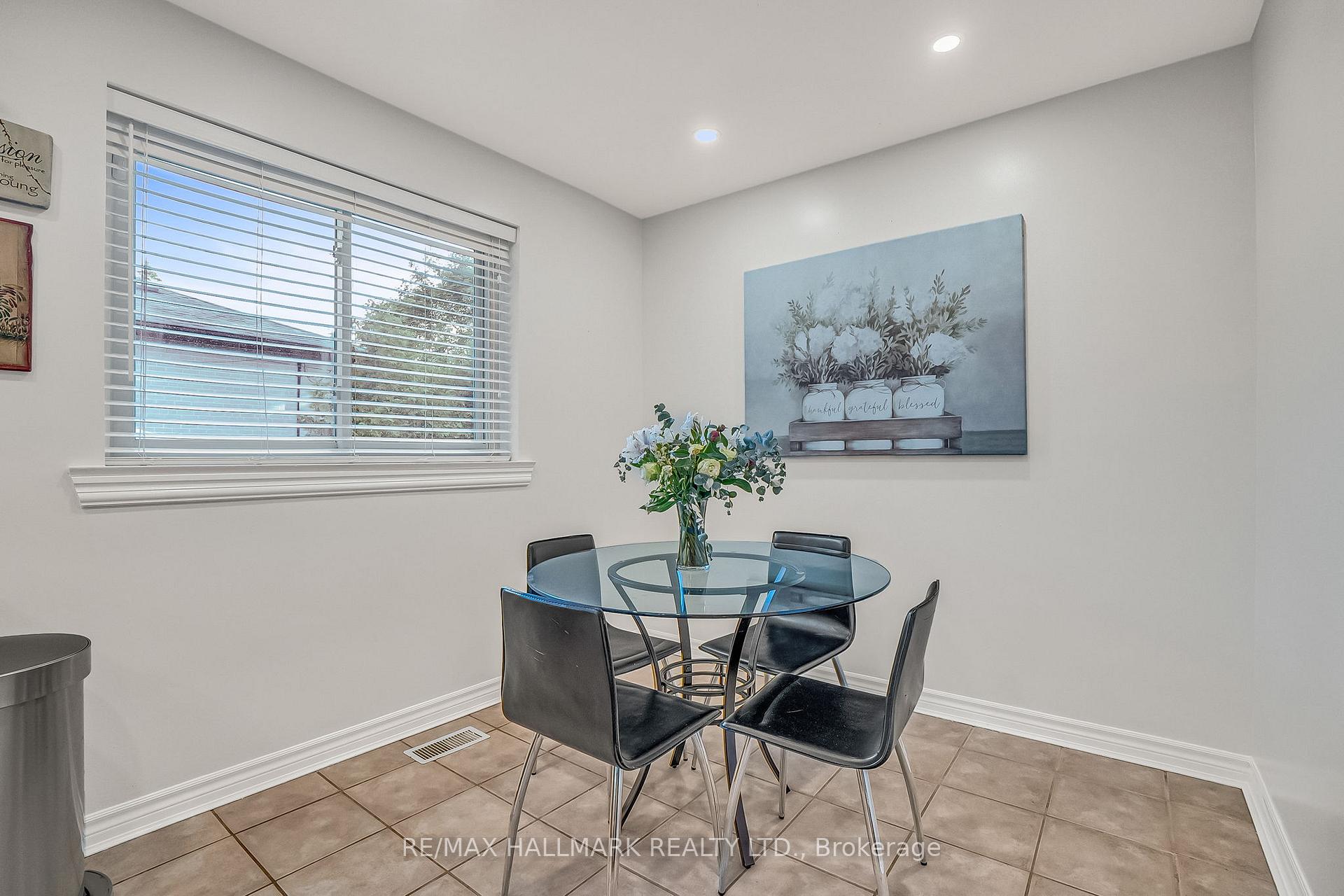 Photo 10 of 4 Cabot Court, Aurora, Aurora Heights — HOMEH