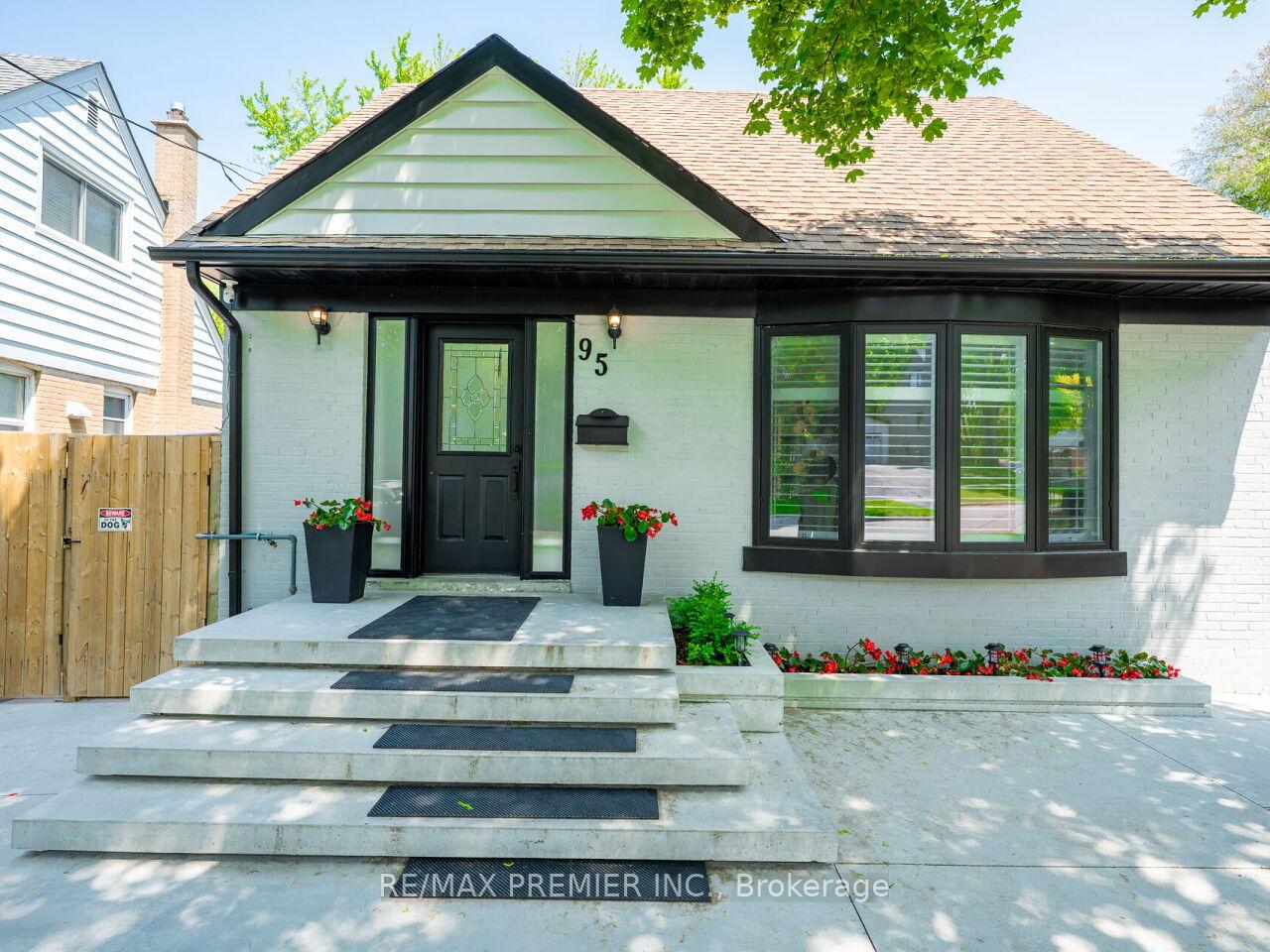 Photo 13 of 95 Clearbrooke Circle, Etobicoke, Rexdale-Kipling — HOMEH