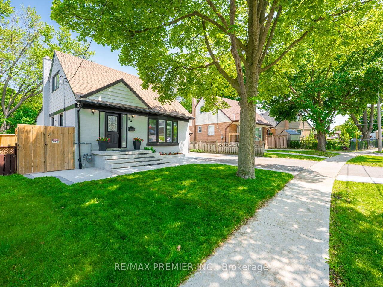 Photo 17 of 95 Clearbrooke Circle, Etobicoke, Rexdale-Kipling — HOMEH