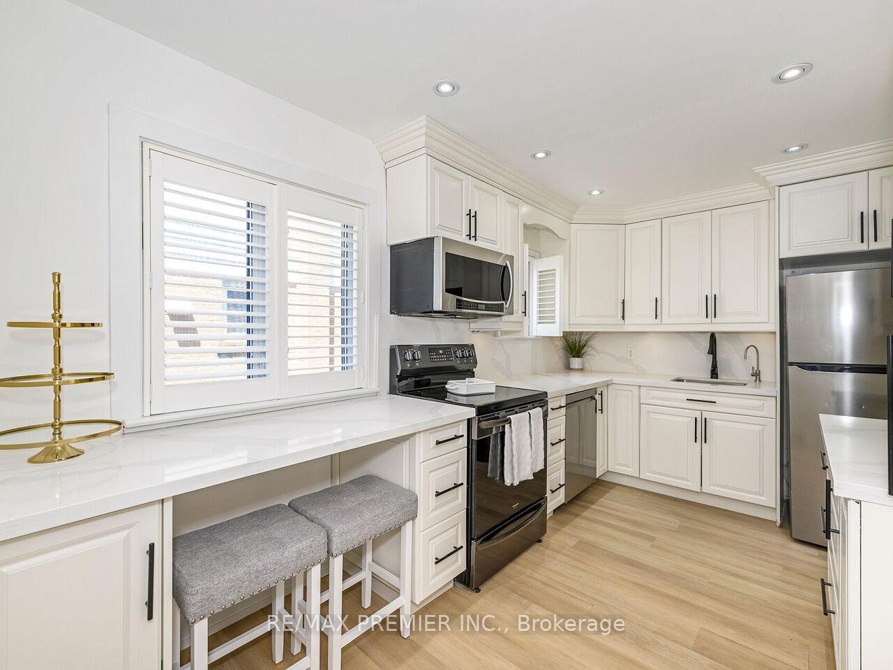 Photo 19 of 95 Clearbrooke Circle, Etobicoke, Rexdale-Kipling — HOMEH