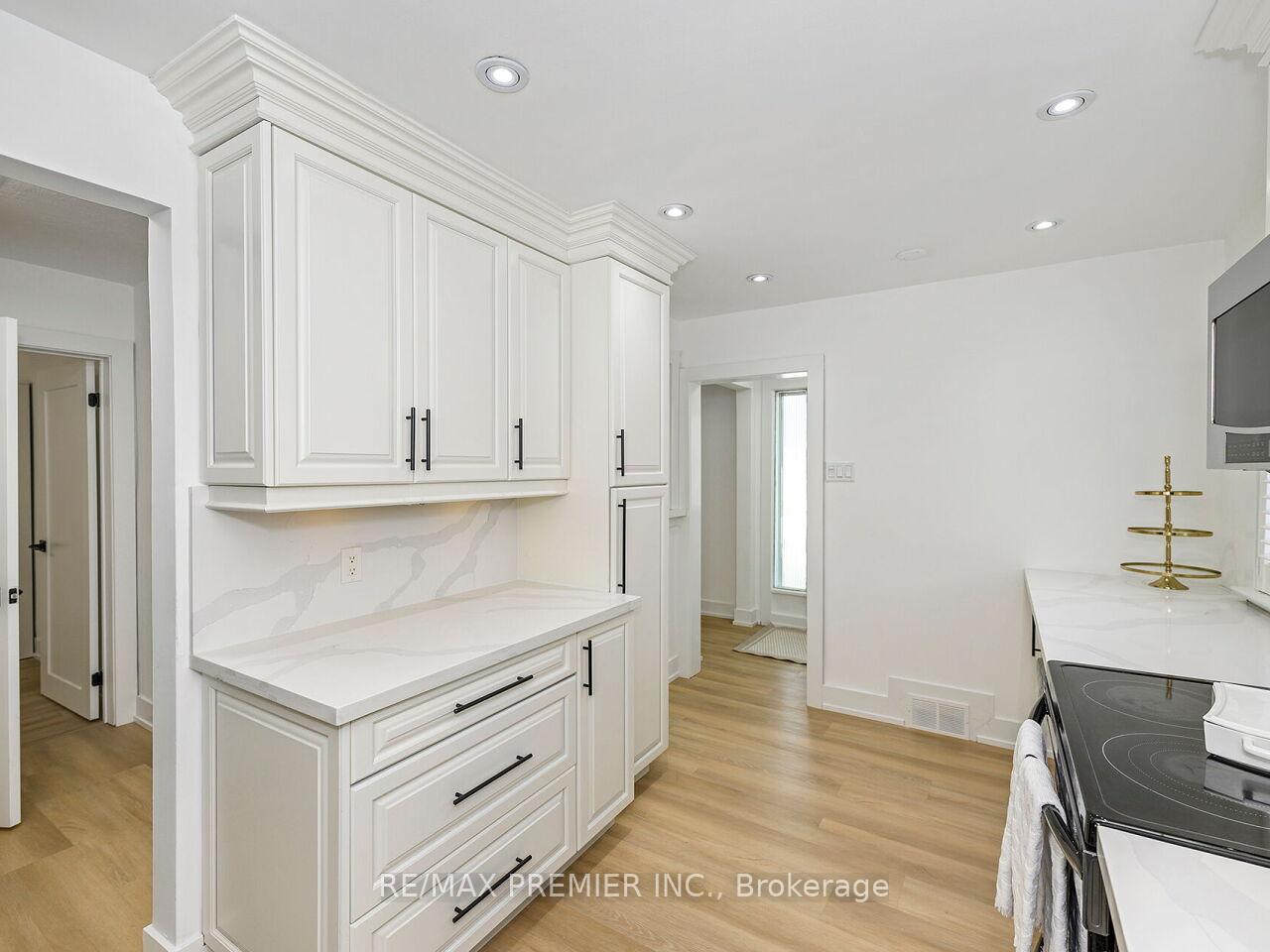 Photo 16 of 95 Clearbrooke Circle, Etobicoke, Rexdale-Kipling — HOMEH