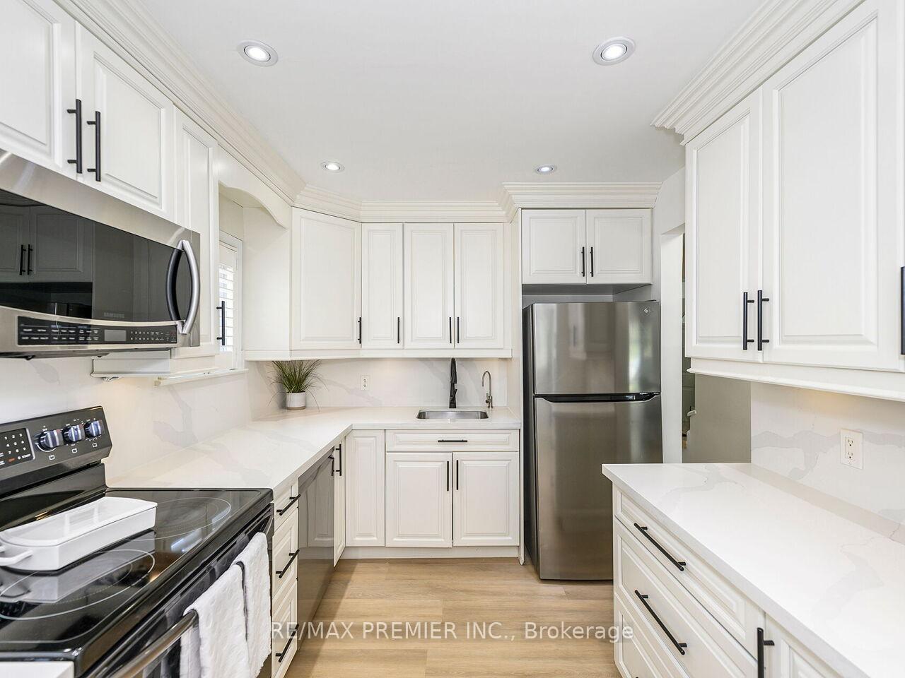 Photo 2 of 95 Clearbrooke Circle, Etobicoke, Rexdale-Kipling — HOMEH