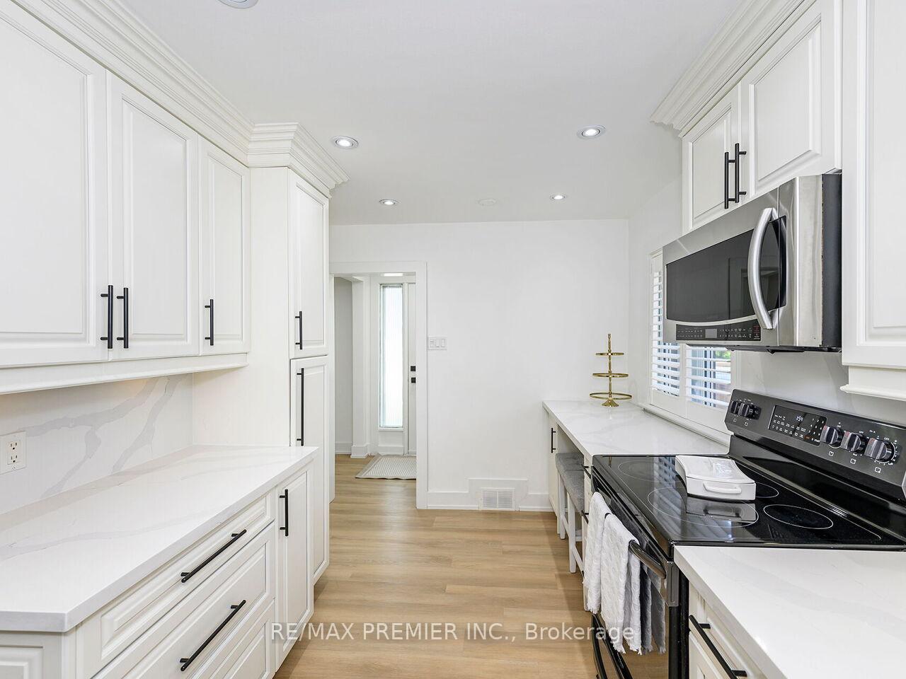 Photo 10 of 95 Clearbrooke Circle, Etobicoke, Rexdale-Kipling — HOMEH