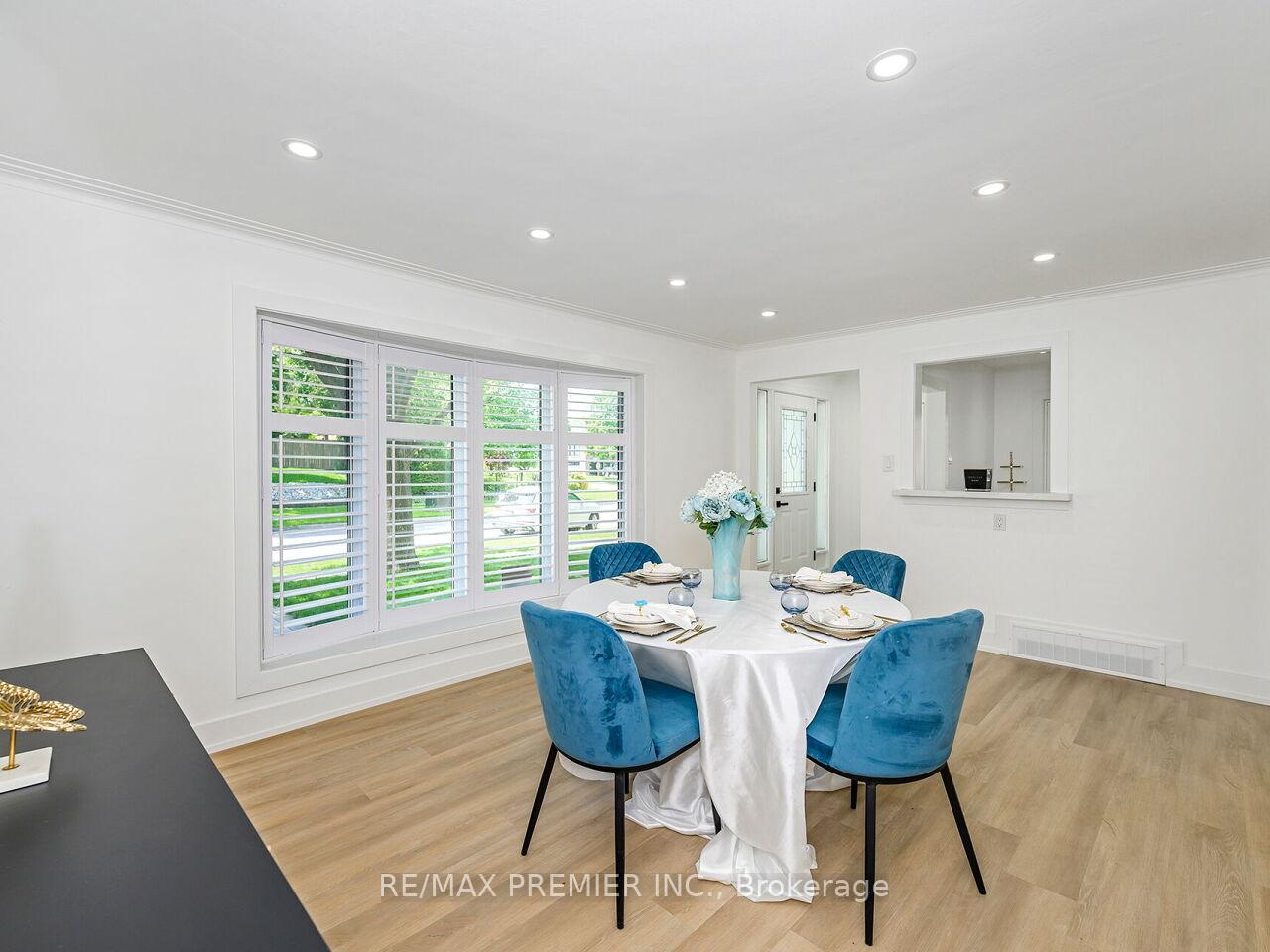 Photo 3 of 95 Clearbrooke Circle, Etobicoke, Rexdale-Kipling — HOMEH