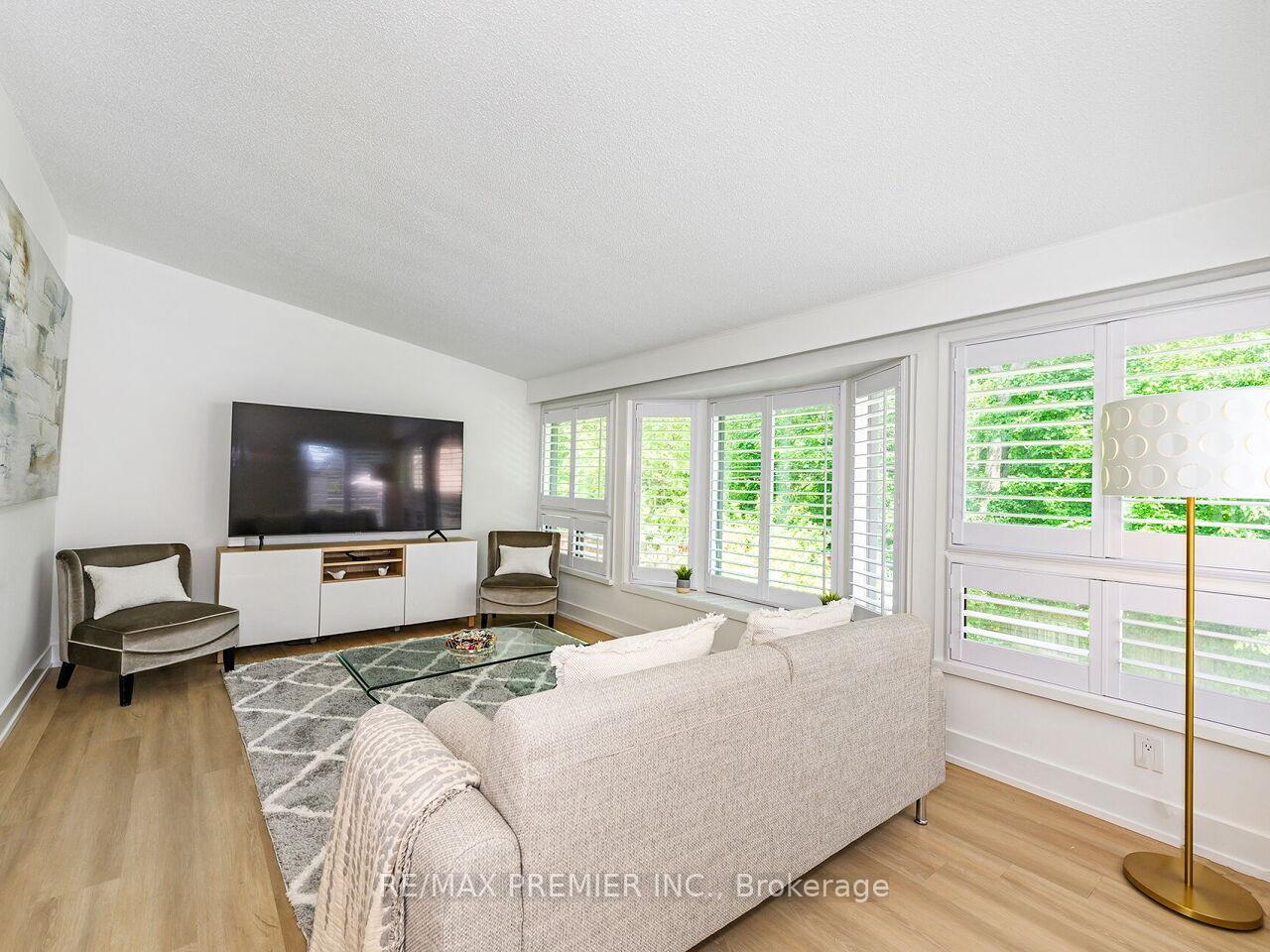 Photo 14 of 95 Clearbrooke Circle, Etobicoke, Rexdale-Kipling — HOMEH