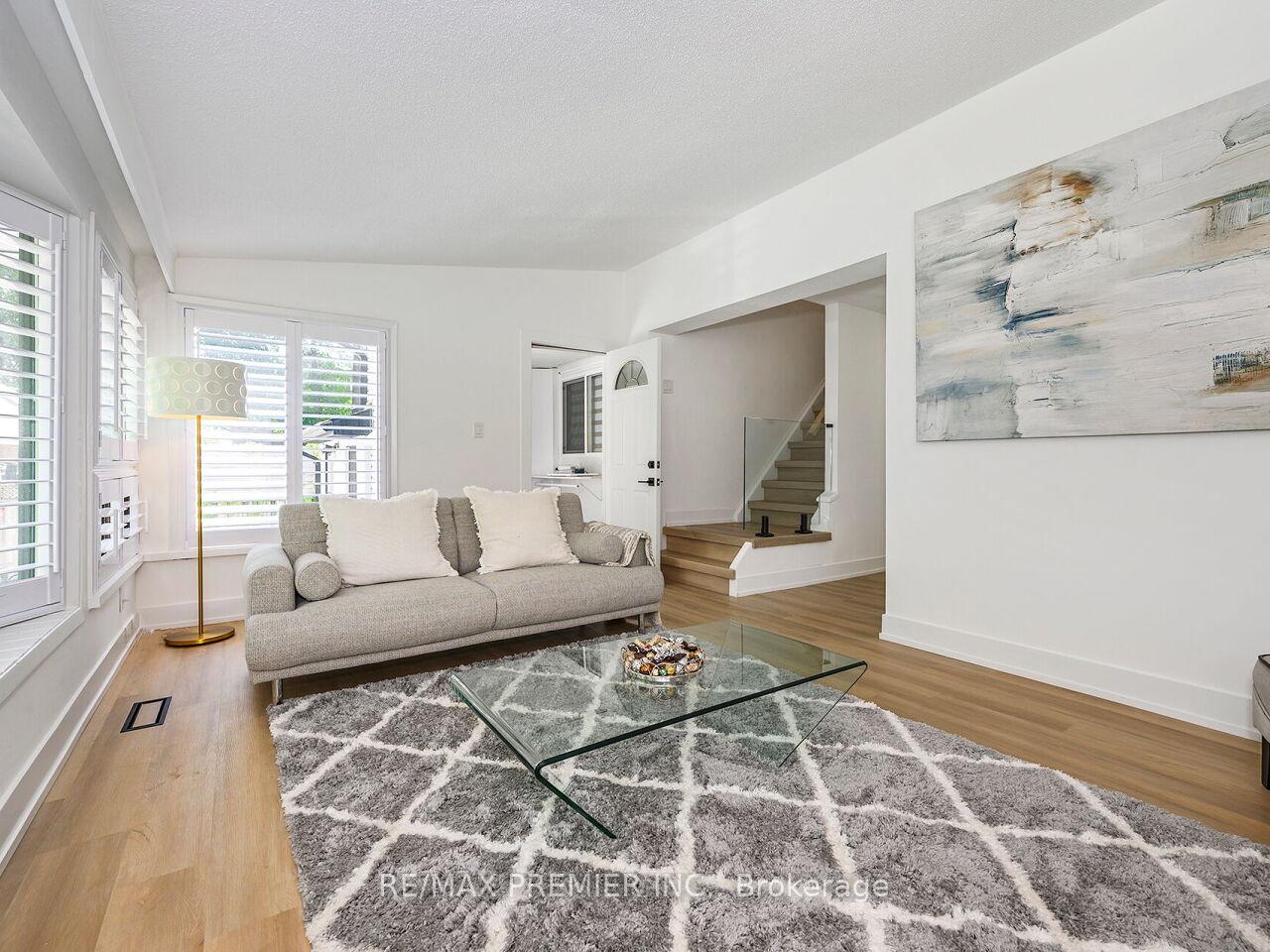 Photo 23 of 95 Clearbrooke Circle, Etobicoke, Rexdale-Kipling — HOMEH