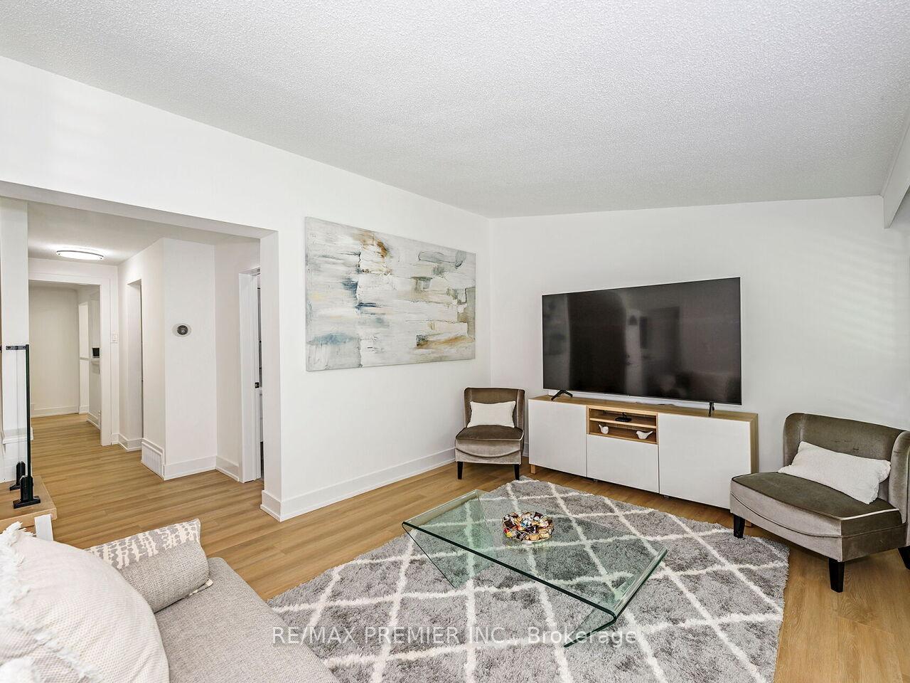 Photo 26 of 95 Clearbrooke Circle, Etobicoke, Rexdale-Kipling — HOMEH