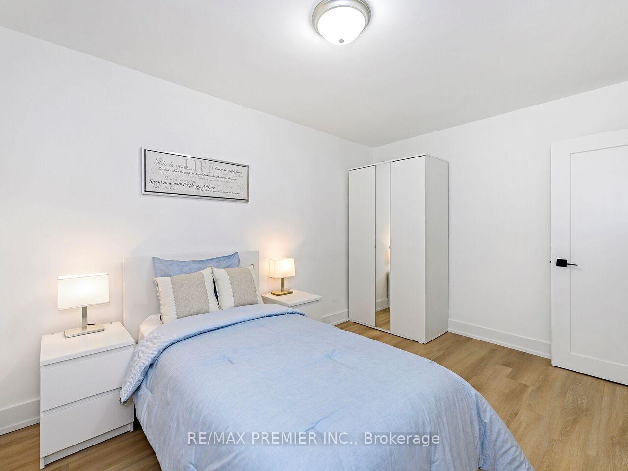 Photo 11 of 95 Clearbrooke Circle, Etobicoke, Rexdale-Kipling — HOMEH