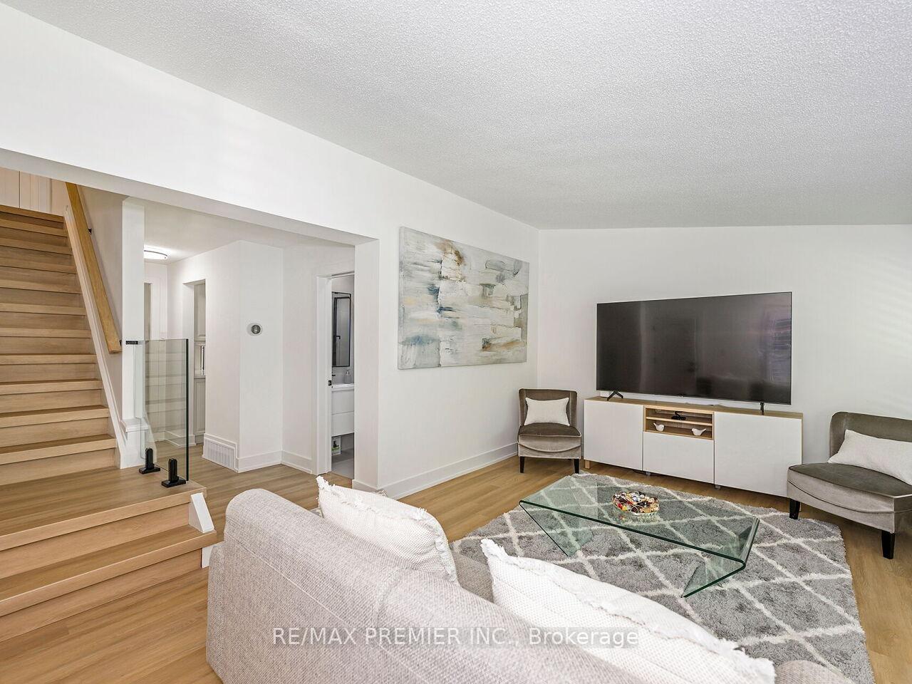 Photo 5 of 95 Clearbrooke Circle, Etobicoke, Rexdale-Kipling — HOMEH