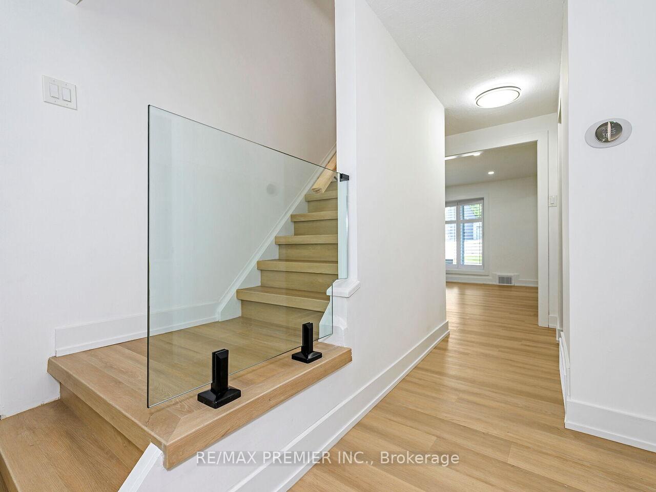 Photo 24 of 95 Clearbrooke Circle, Etobicoke, Rexdale-Kipling — HOMEH