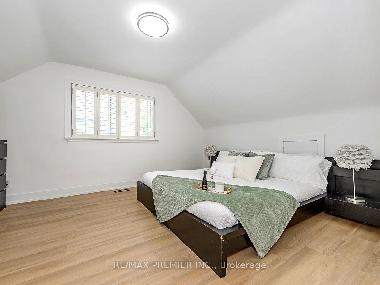 Photo 29 of 95 Clearbrooke Circle, Etobicoke, Rexdale-Kipling — HOMEH