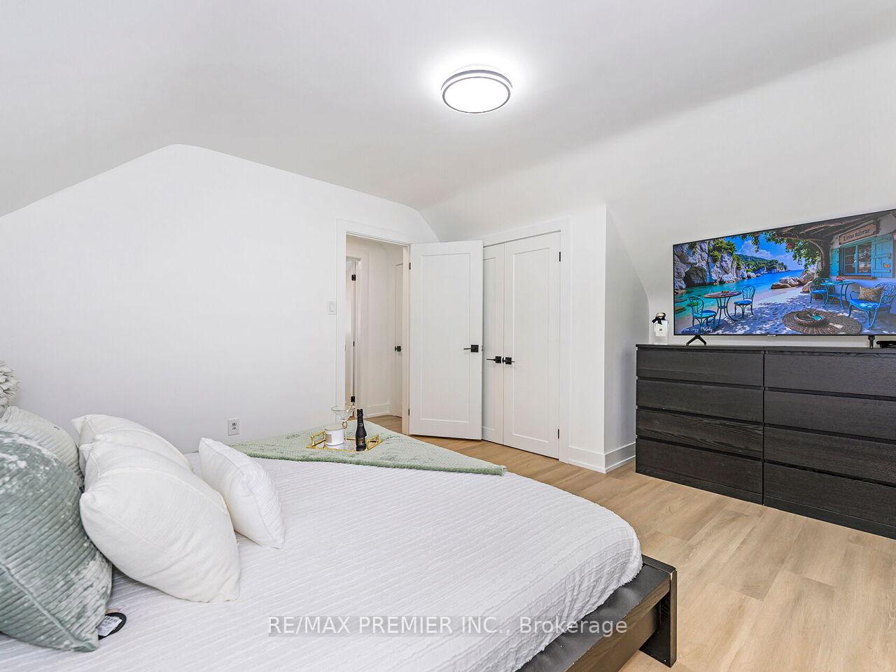 Photo 40 of 95 Clearbrooke Circle, Etobicoke, Rexdale-Kipling — HOMEH