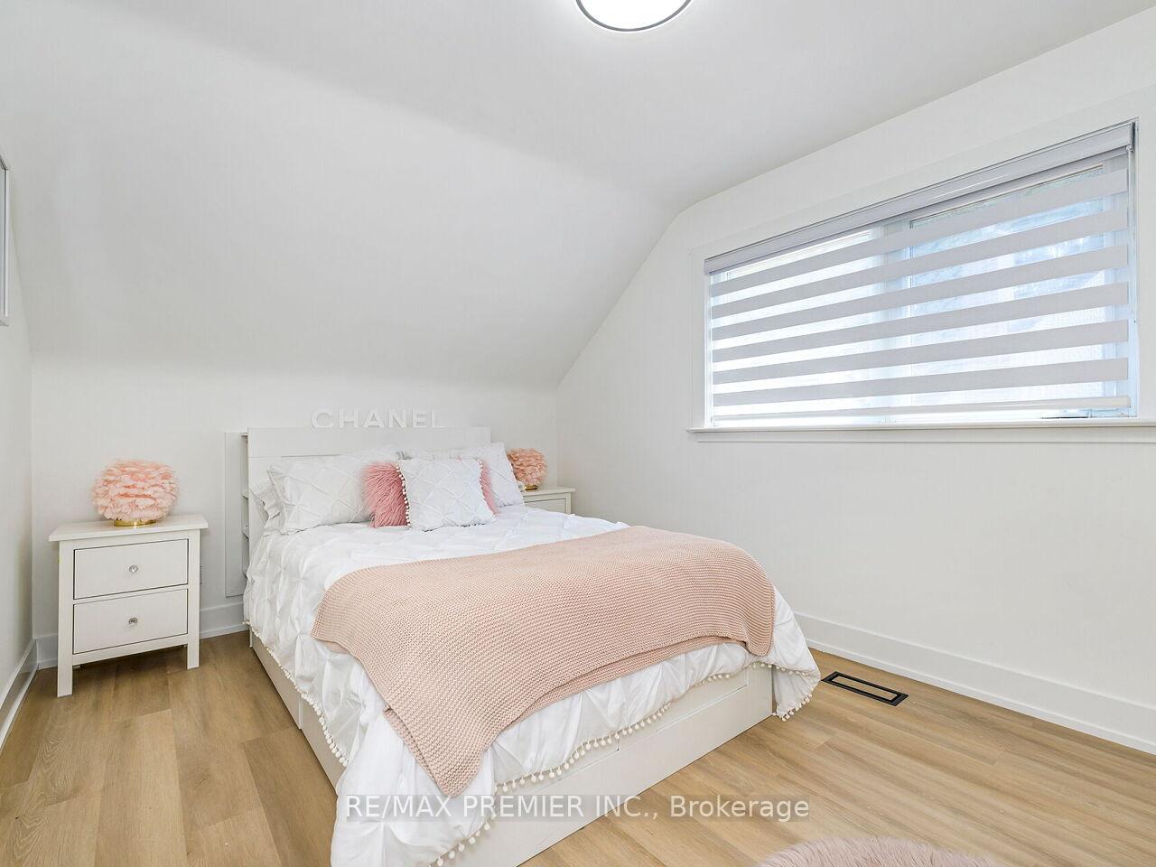 Photo 12 of 95 Clearbrooke Circle, Etobicoke, Rexdale-Kipling — HOMEH