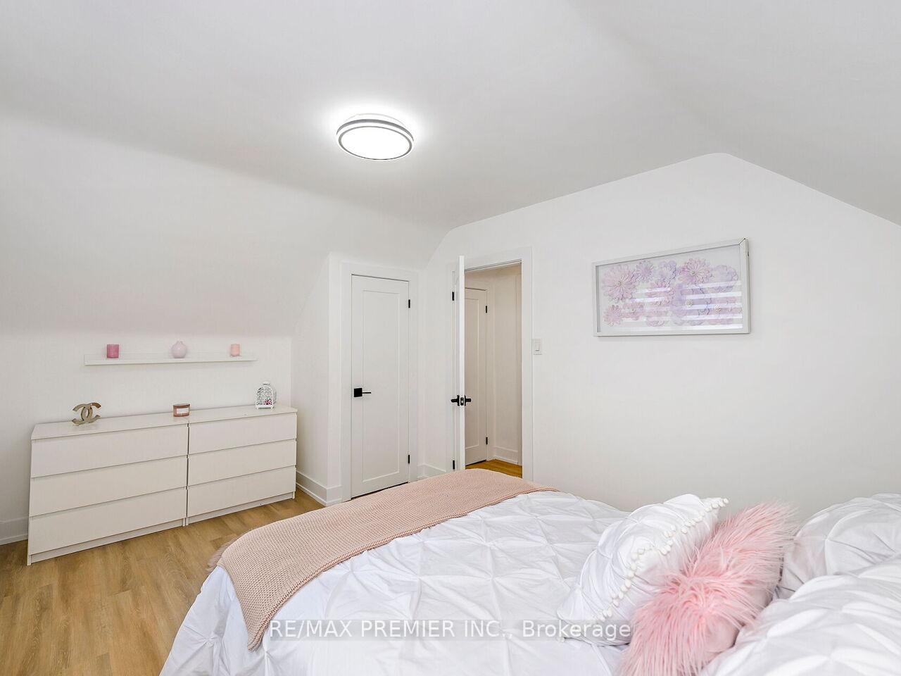 Photo 37 of 95 Clearbrooke Circle, Etobicoke, Rexdale-Kipling — HOMEH