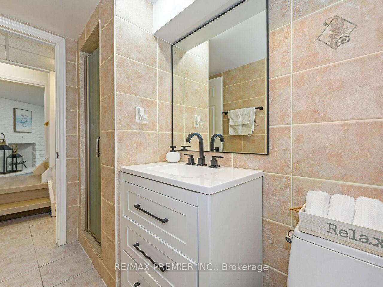Photo 9 of 95 Clearbrooke Circle, Etobicoke, Rexdale-Kipling — HOMEH