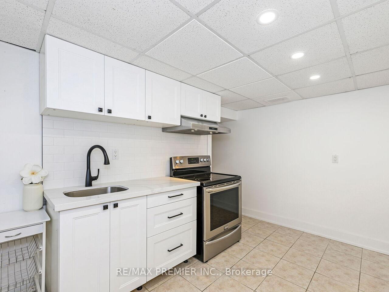 Photo 20 of 95 Clearbrooke Circle, Etobicoke, Rexdale-Kipling — HOMEH