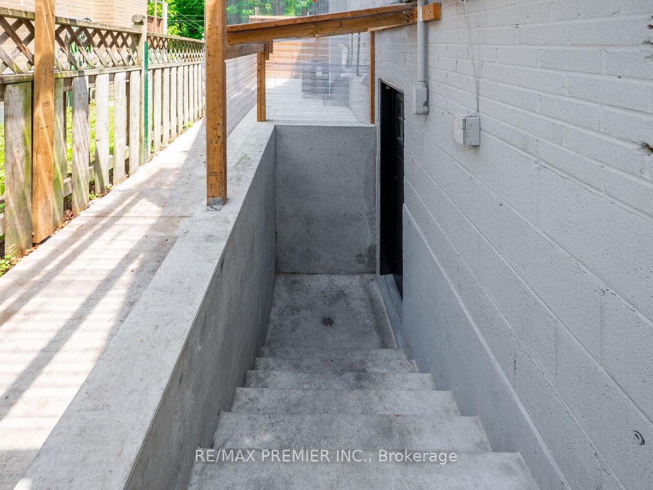 Photo 43 of 95 Clearbrooke Circle, Etobicoke, Rexdale-Kipling — HOMEH