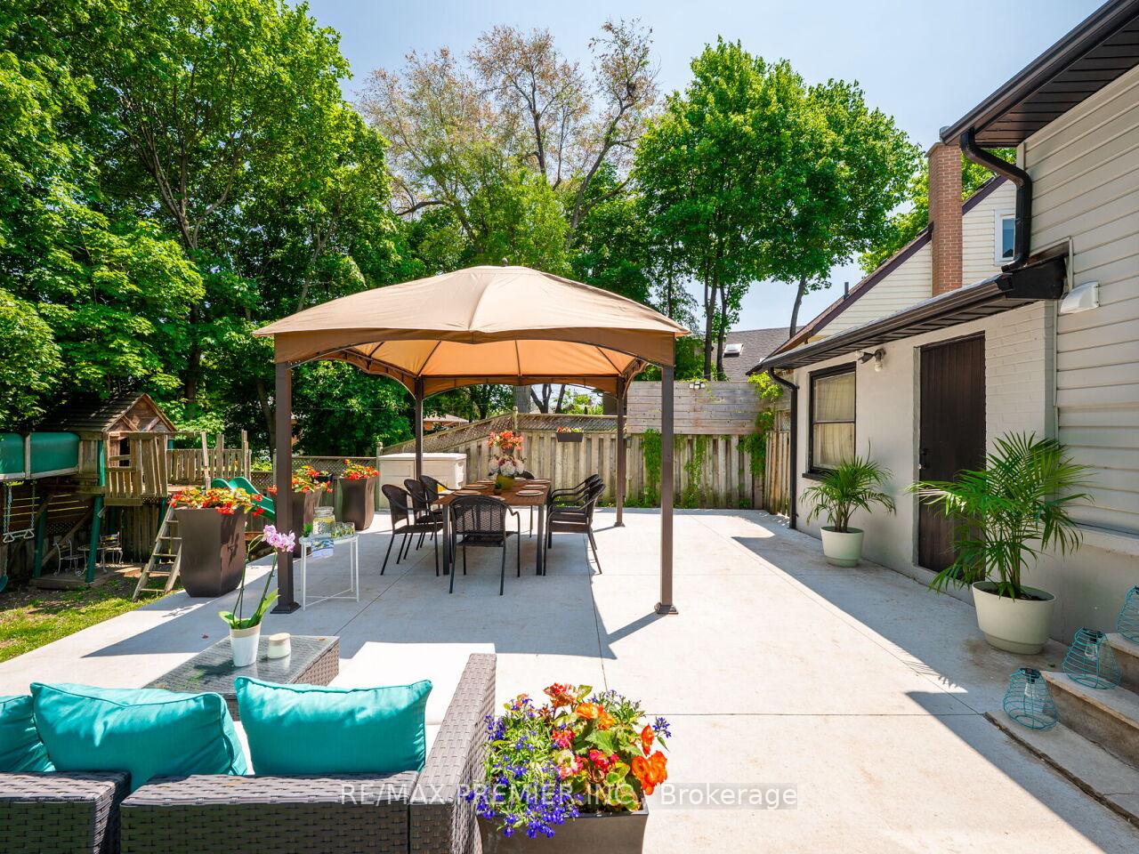 Photo 32 of 95 Clearbrooke Circle, Etobicoke, Rexdale-Kipling — HOMEH