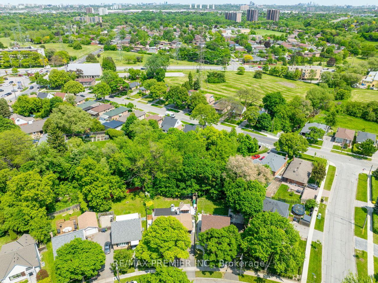 Photo 34 of 95 Clearbrooke Circle, Etobicoke, Rexdale-Kipling — HOMEH
