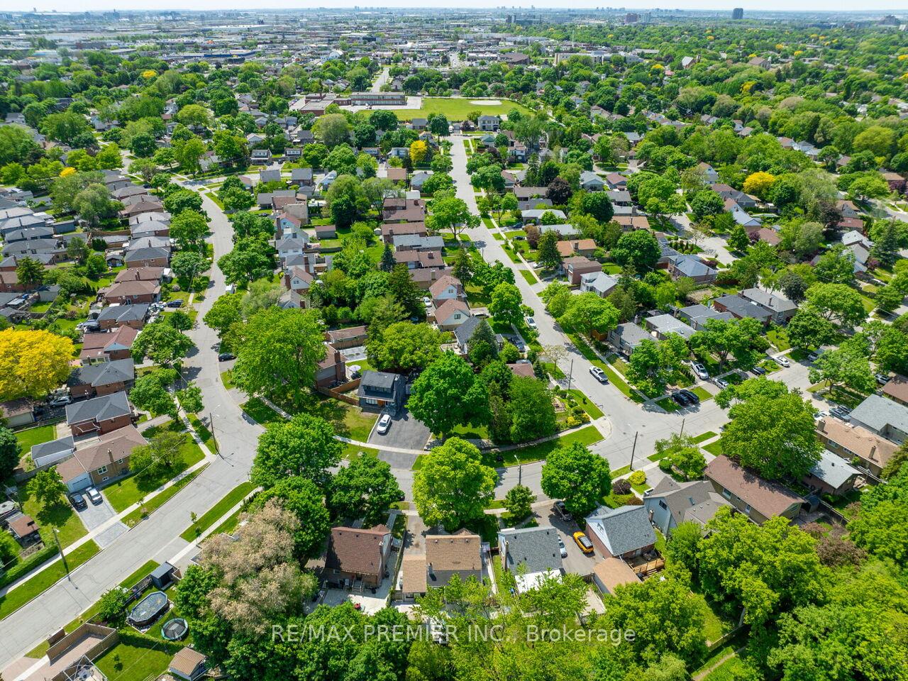 Photo 42 of 95 Clearbrooke Circle, Etobicoke, Rexdale-Kipling — HOMEH