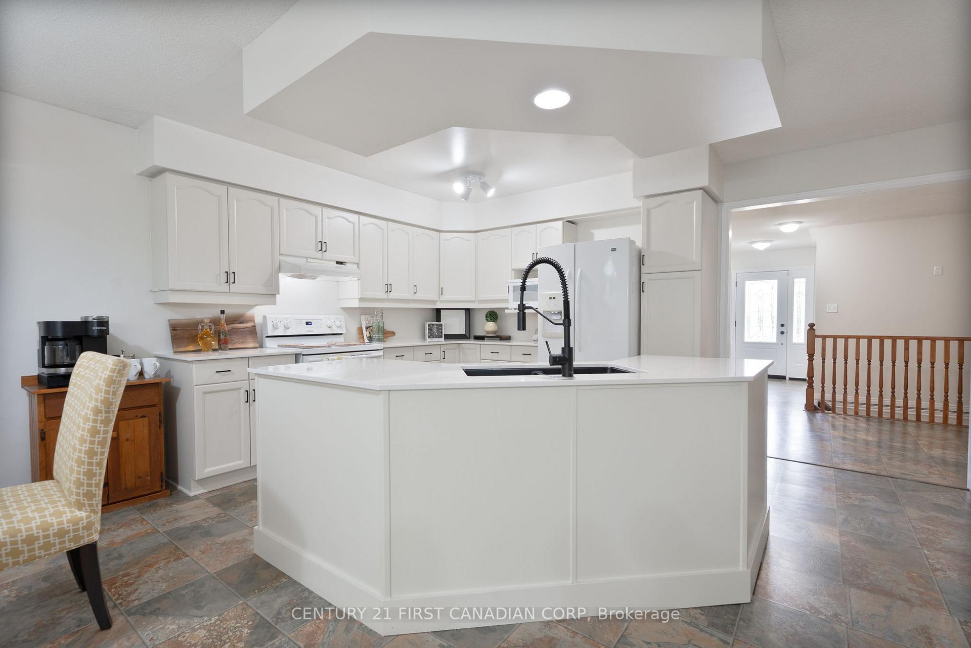 Photo 4 of 36 Juniper Crescent, Strathroy-Caradoc, SE — HOMEH