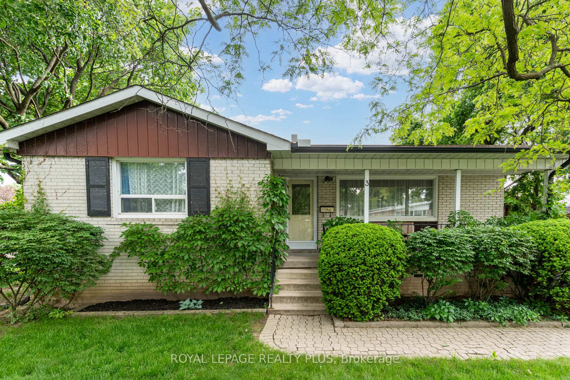 Photo 4 of 3 Gordon Drive, Brampton, Brampton South — HOMEH
