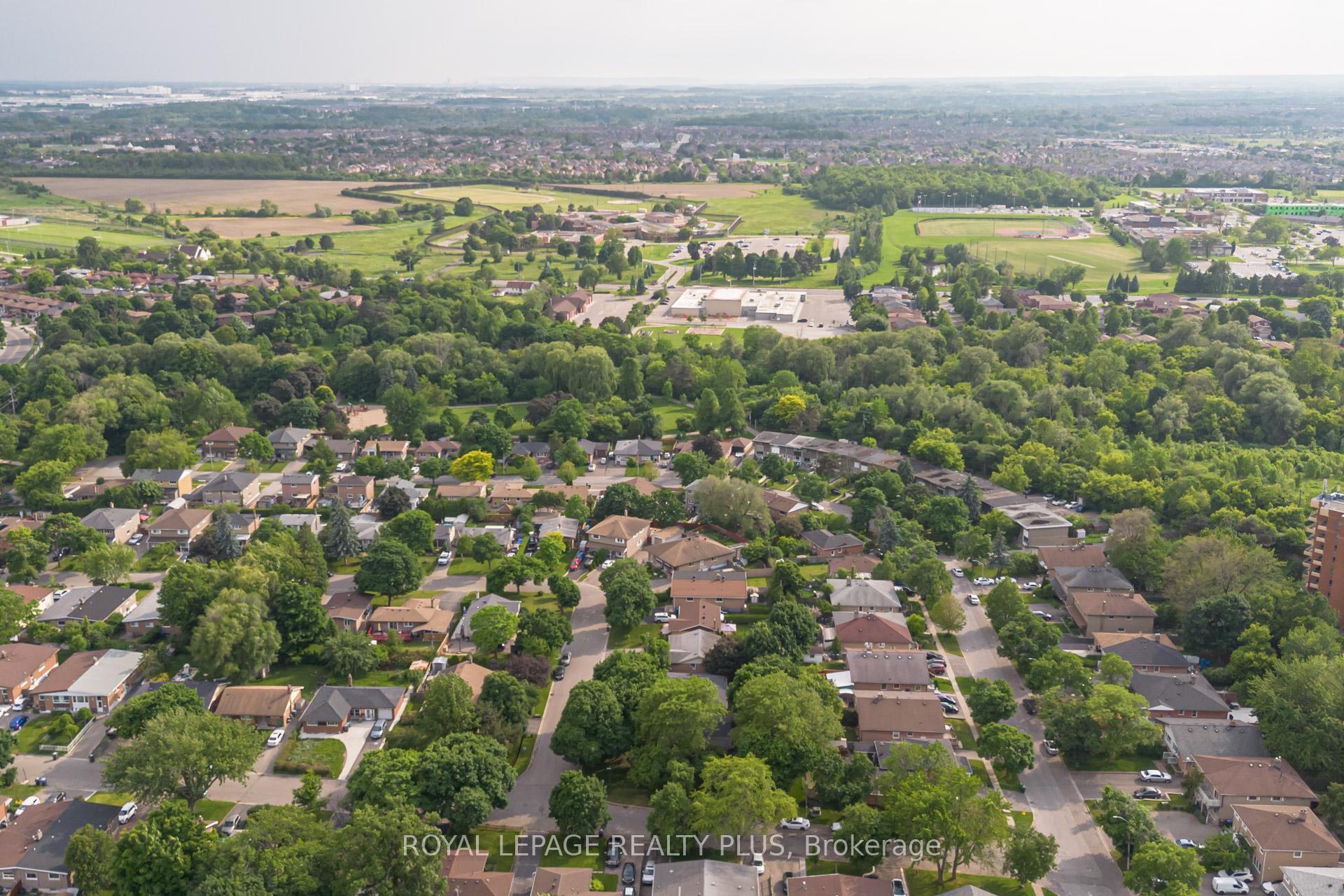 Photo 24 of 3 Gordon Drive, Brampton, Brampton South — HOMEH