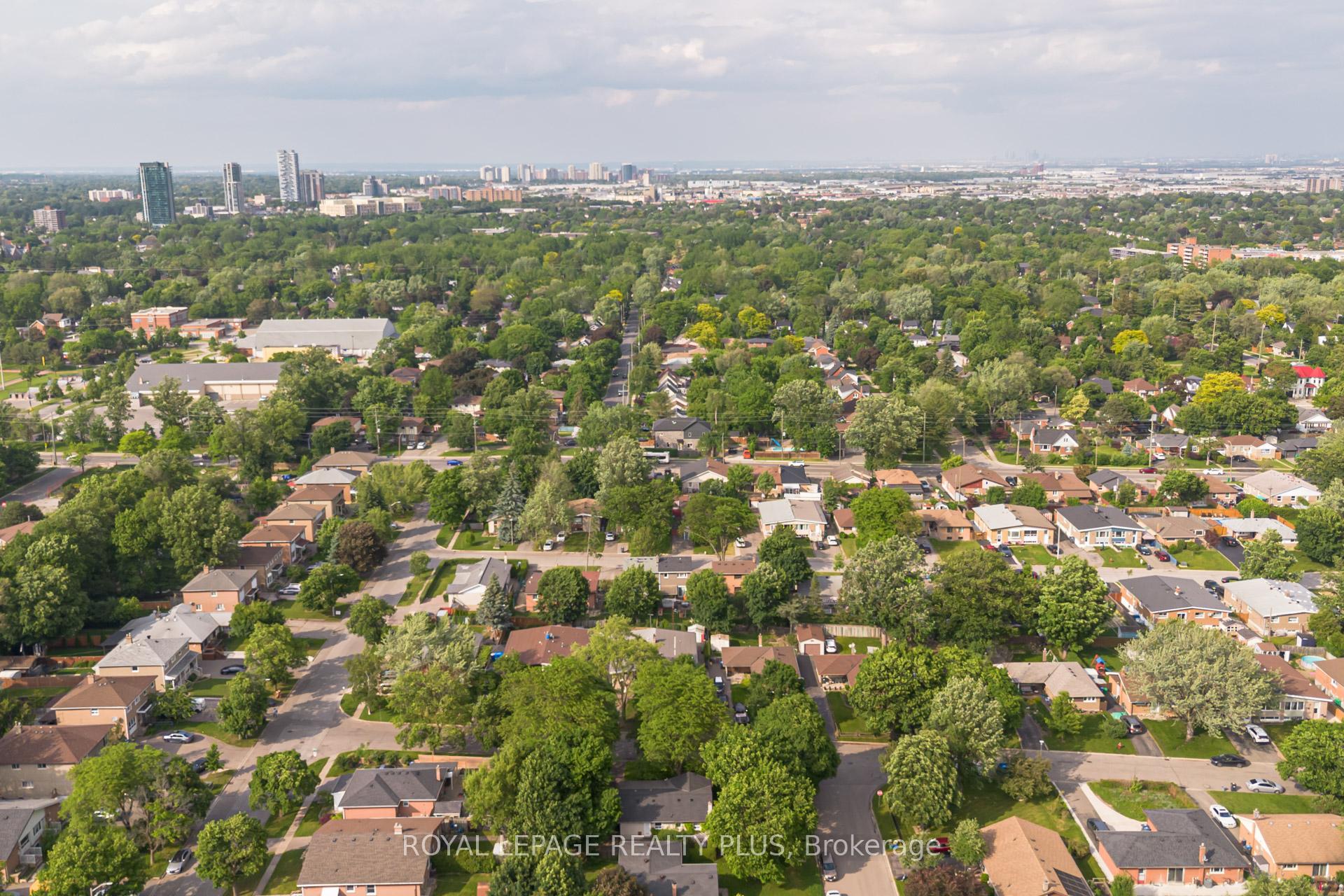 Photo 35 of 3 Gordon Drive, Brampton, Brampton South — HOMEH