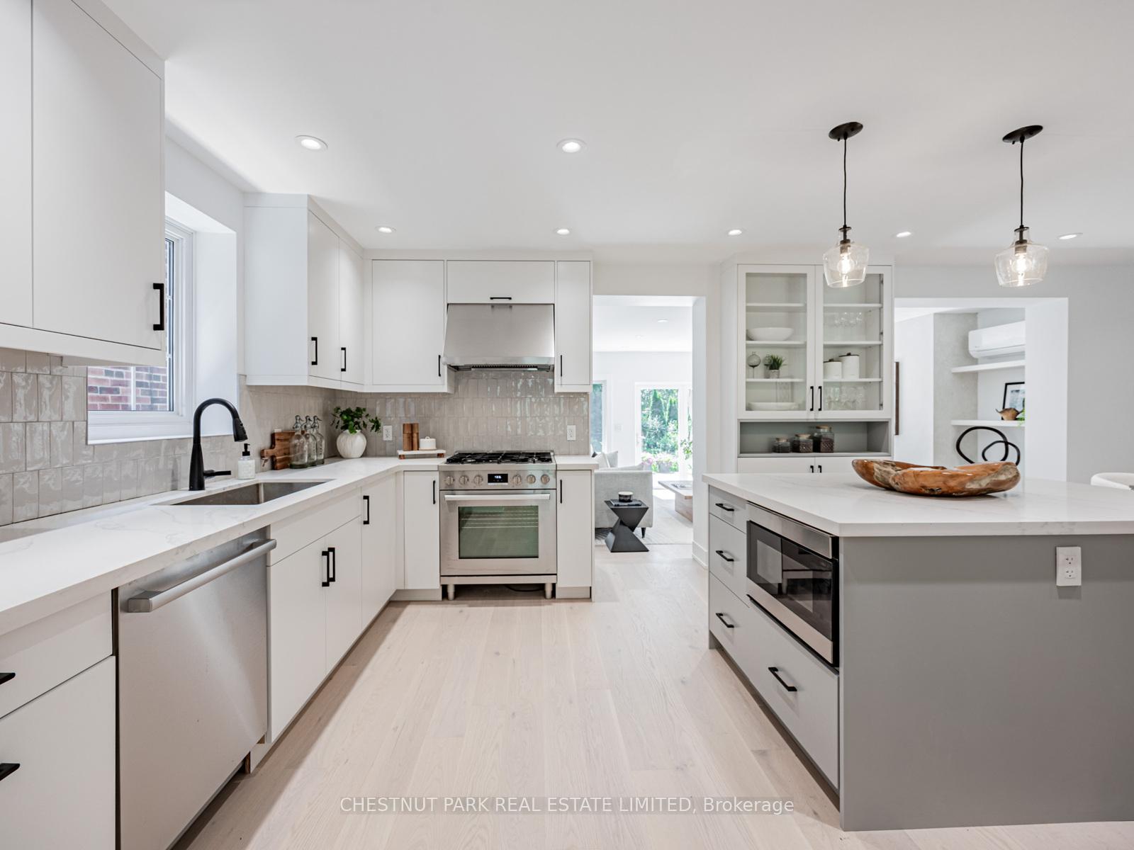 Photo 3 of 35 Rykert Crescent, Toronto, Leaside — HOMEH