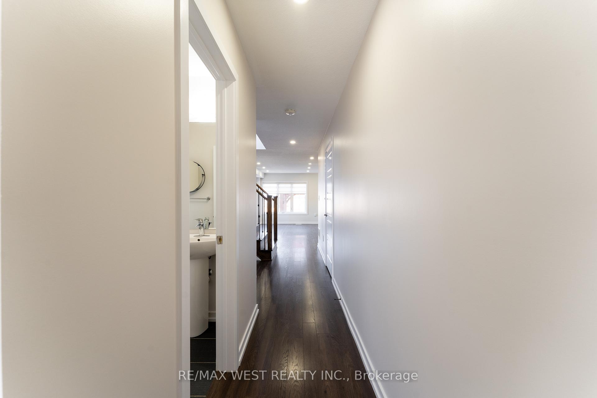 Photo 3 of 2 Scarletwood Street, Hamilton, Stoney Creek Mountain — HOMEH
