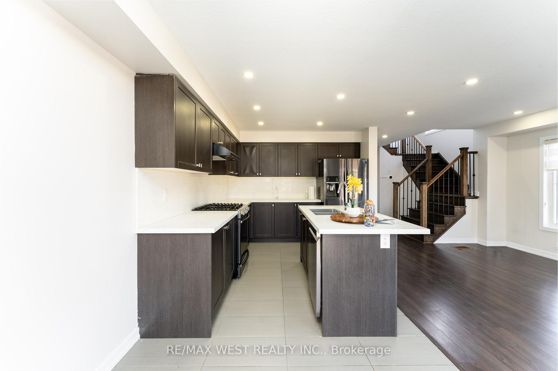 Photo 5 of 2 Scarletwood Street, Hamilton, Stoney Creek Mountain — HOMEH