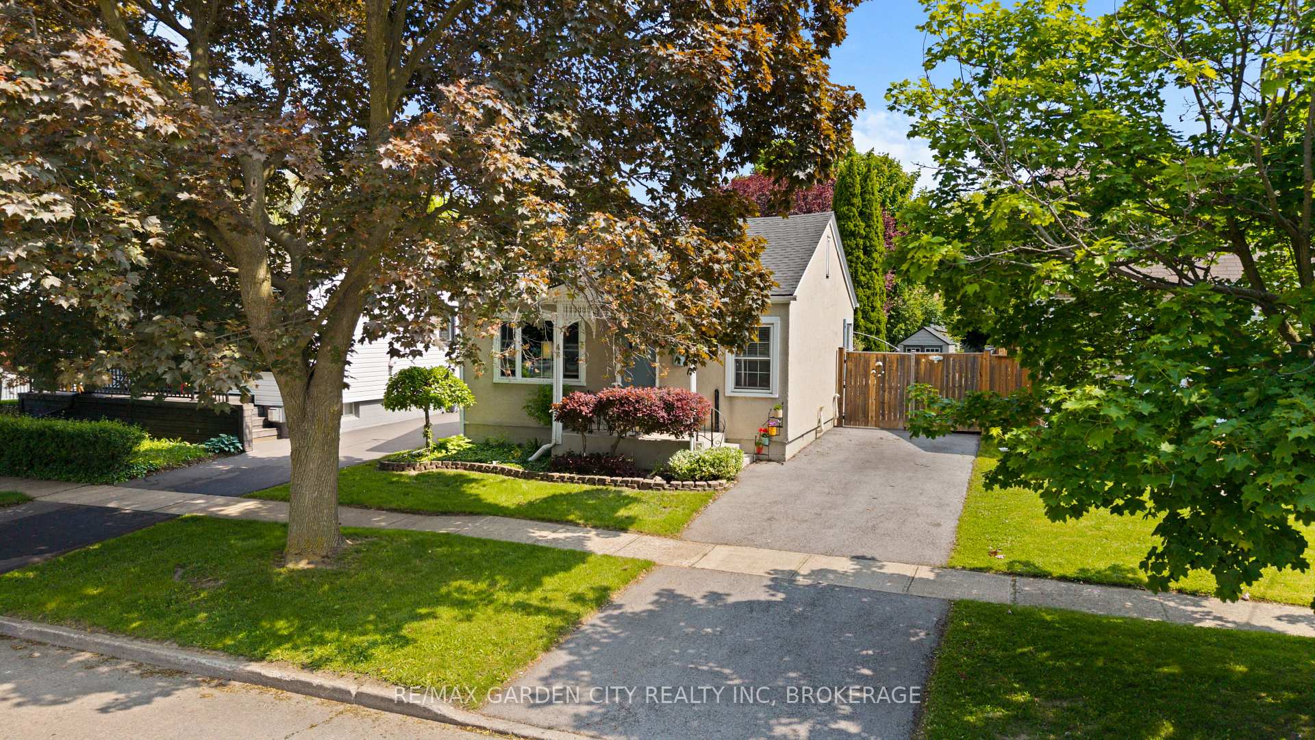 Photo 2 of 48 Doncaster Boulevard NW, St. Catharines, Fairview — HOMEH
