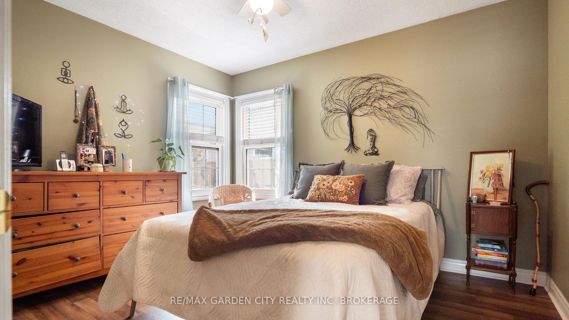 Photo 9 of 48 Doncaster Boulevard NW, St. Catharines, Fairview — HOMEH