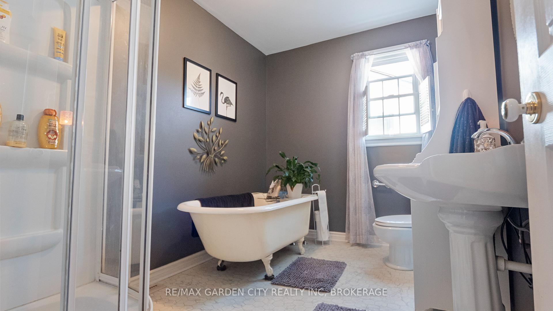 Photo 15 of 48 Doncaster Boulevard NW, St. Catharines, Fairview — HOMEH