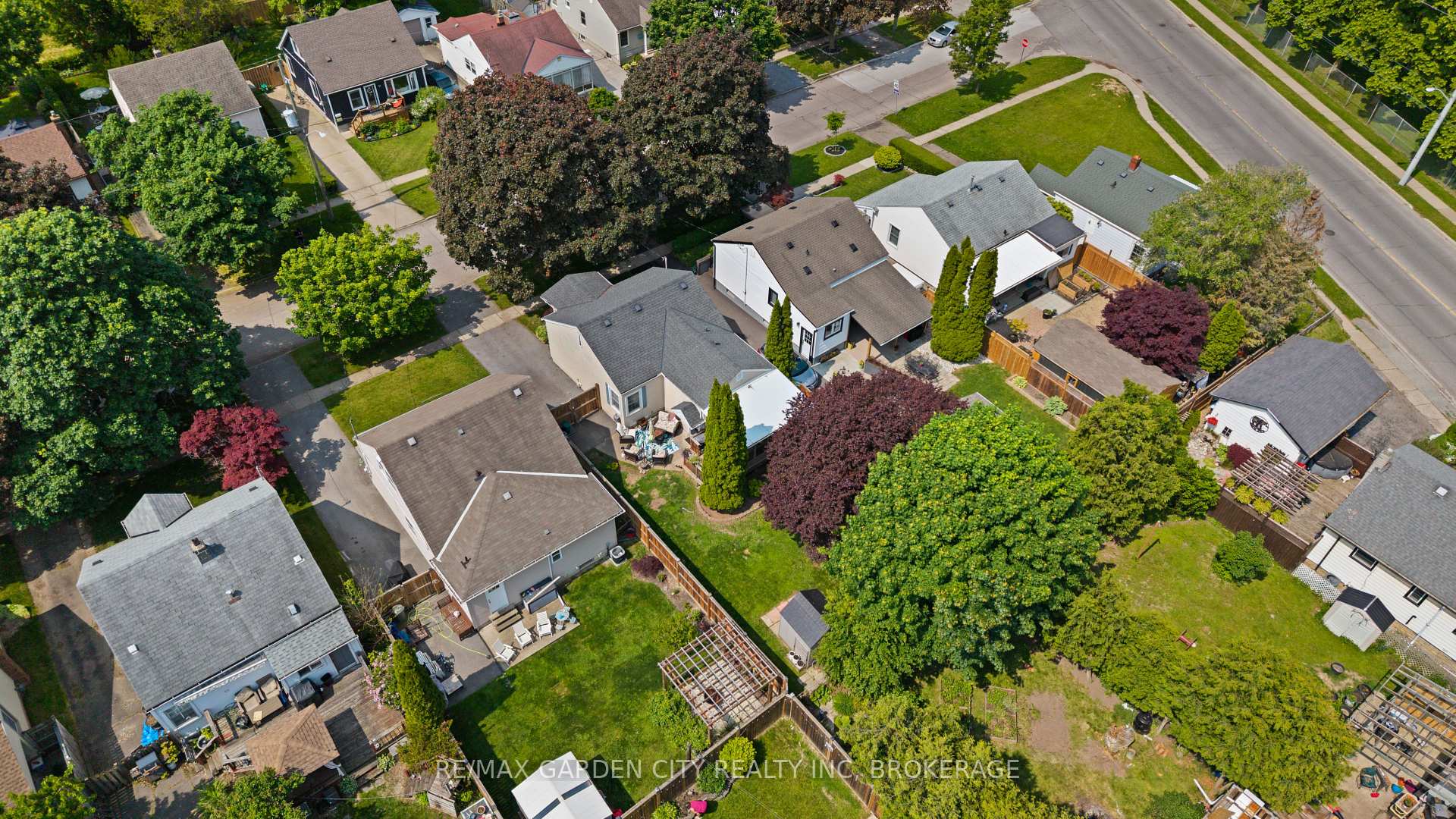 Photo 19 of 48 Doncaster Boulevard NW, St. Catharines, Fairview — HOMEH