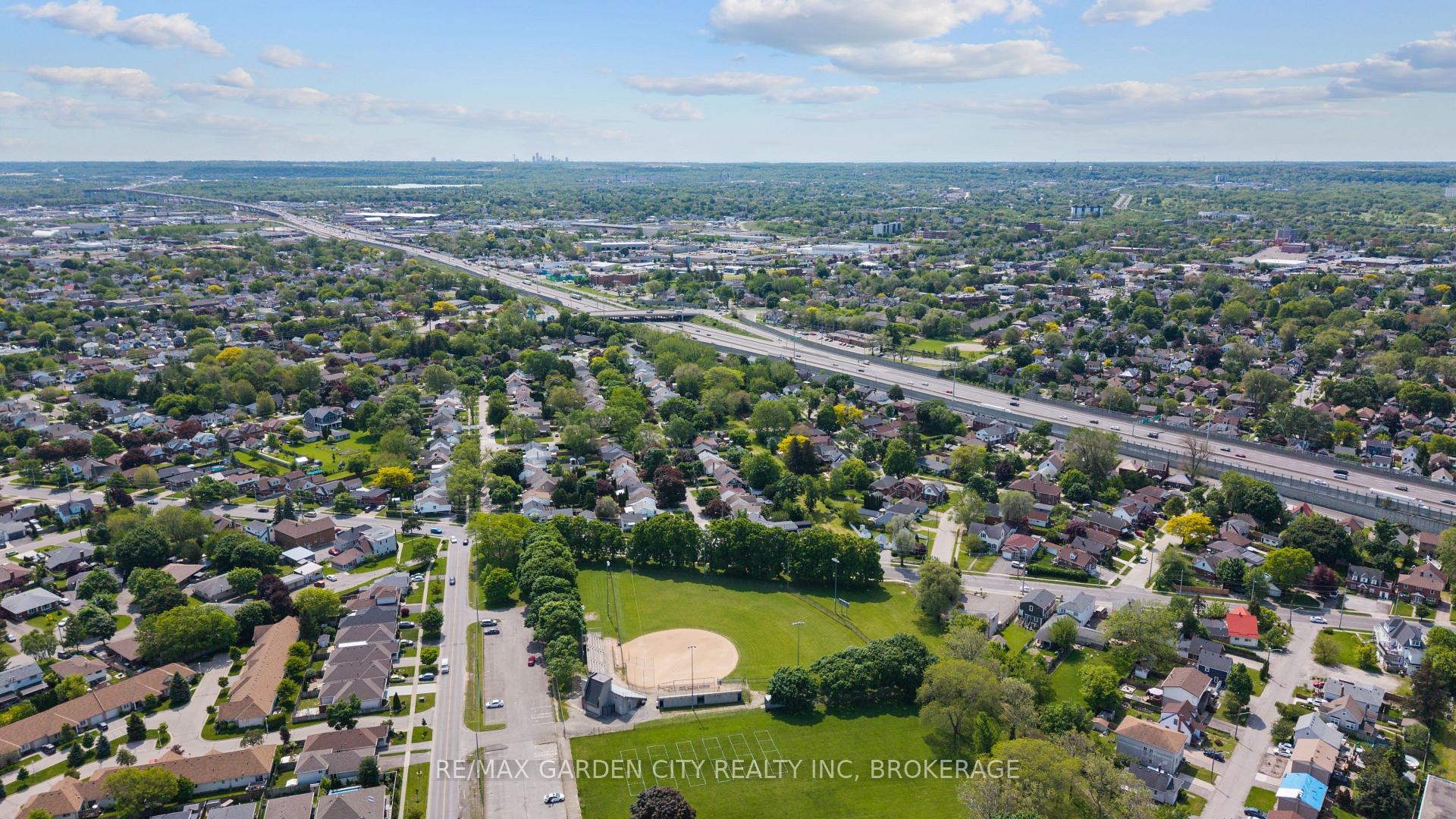 Photo 22 of 48 Doncaster Boulevard NW, St. Catharines, Fairview — HOMEH
