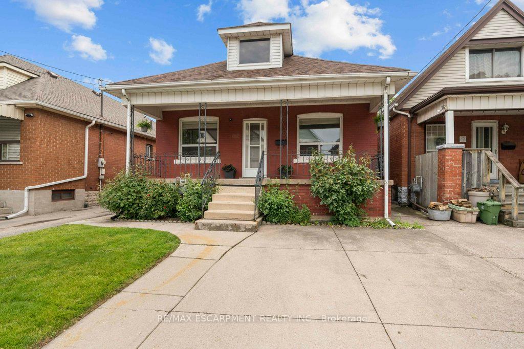 Front of 276 Balmoral Avenue N