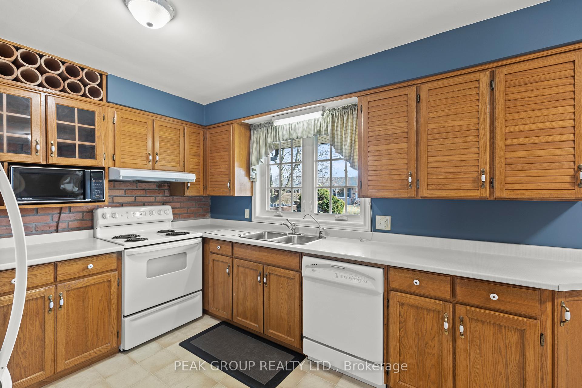 Photo 12 of 17 Trelawne Drive, St. Catharines, Vine/Linwell — HOMEH
