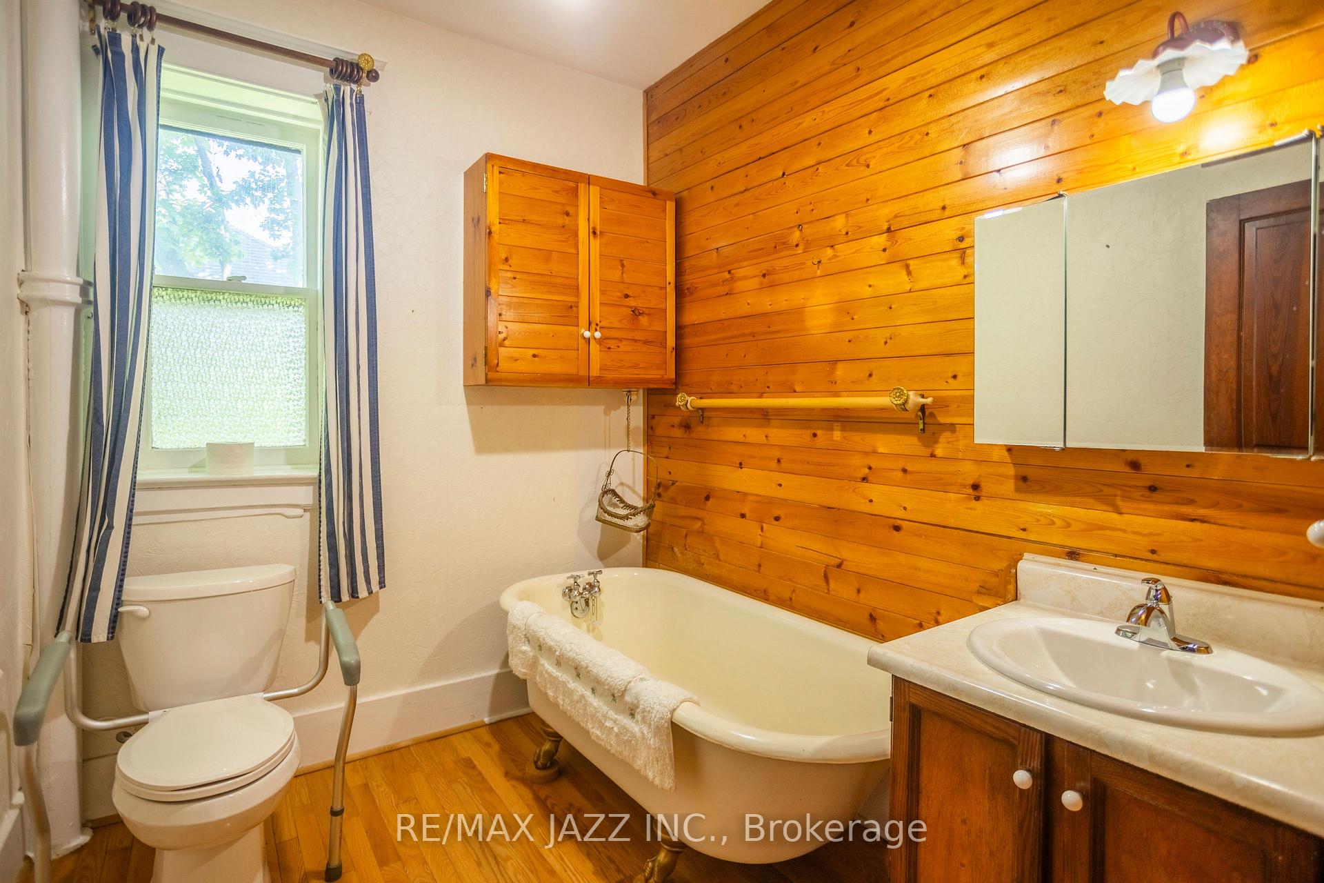 Photo 5 of 209 Byron Street N, Whitby, Downtown Whitby — HOMEH