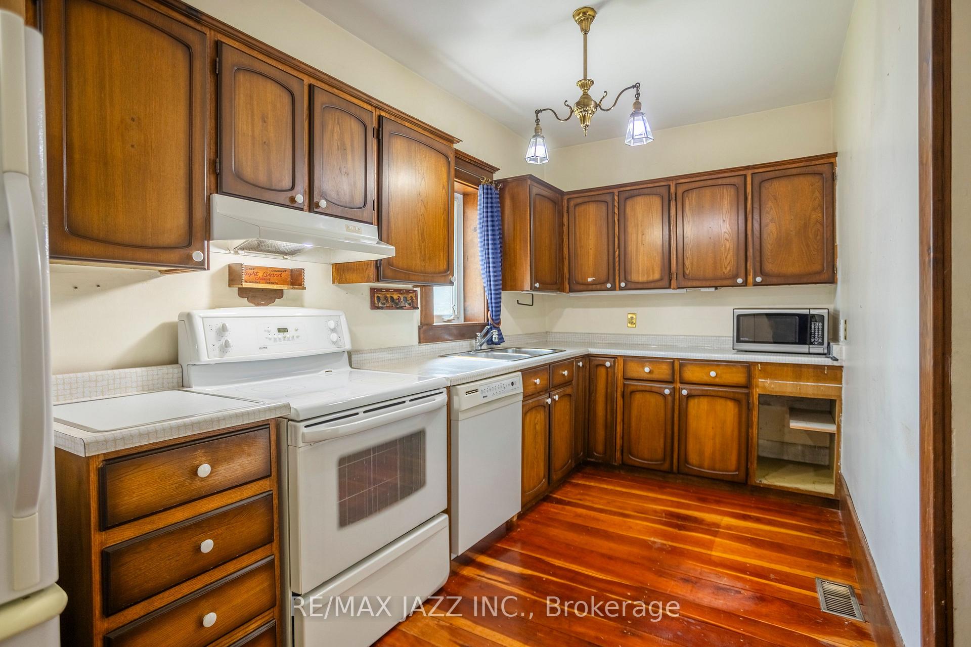 Photo 4 of 209 Byron Street N, Whitby, Downtown Whitby — HOMEH