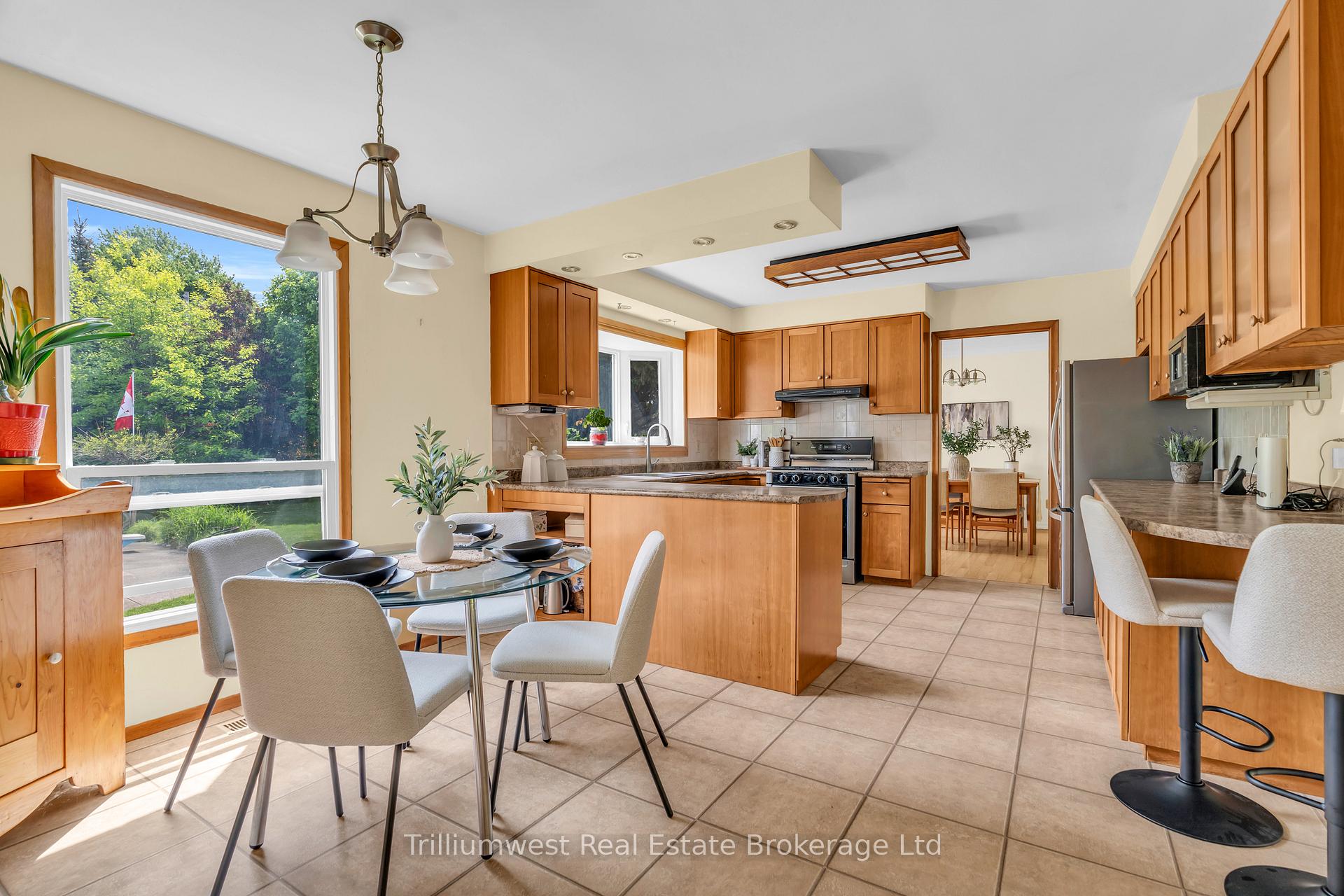 Photo 3 of 9 Latenda Place, Guelph, Kortright East — HOMEH