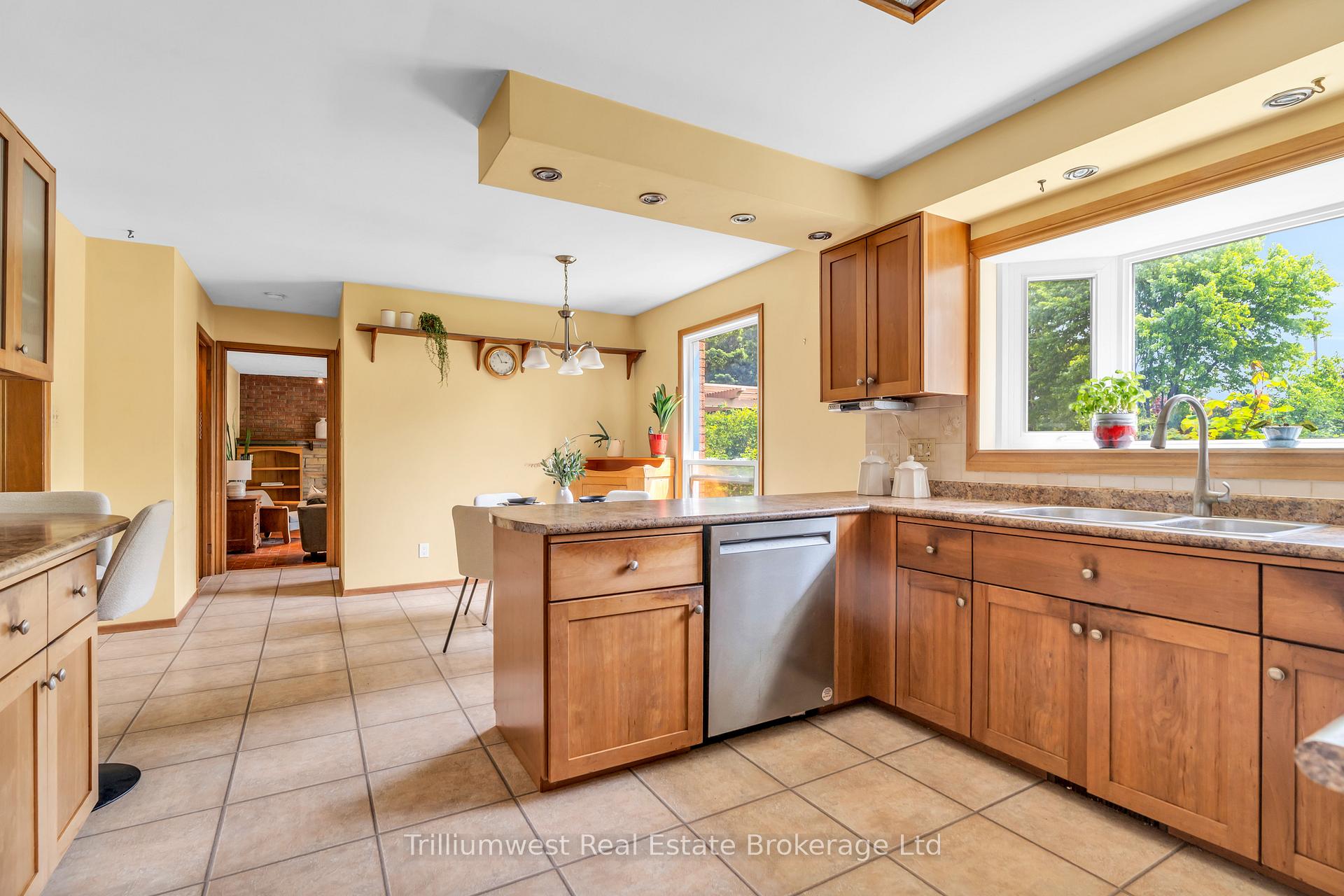 Photo 12 of 9 Latenda Place, Guelph, Kortright East — HOMEH