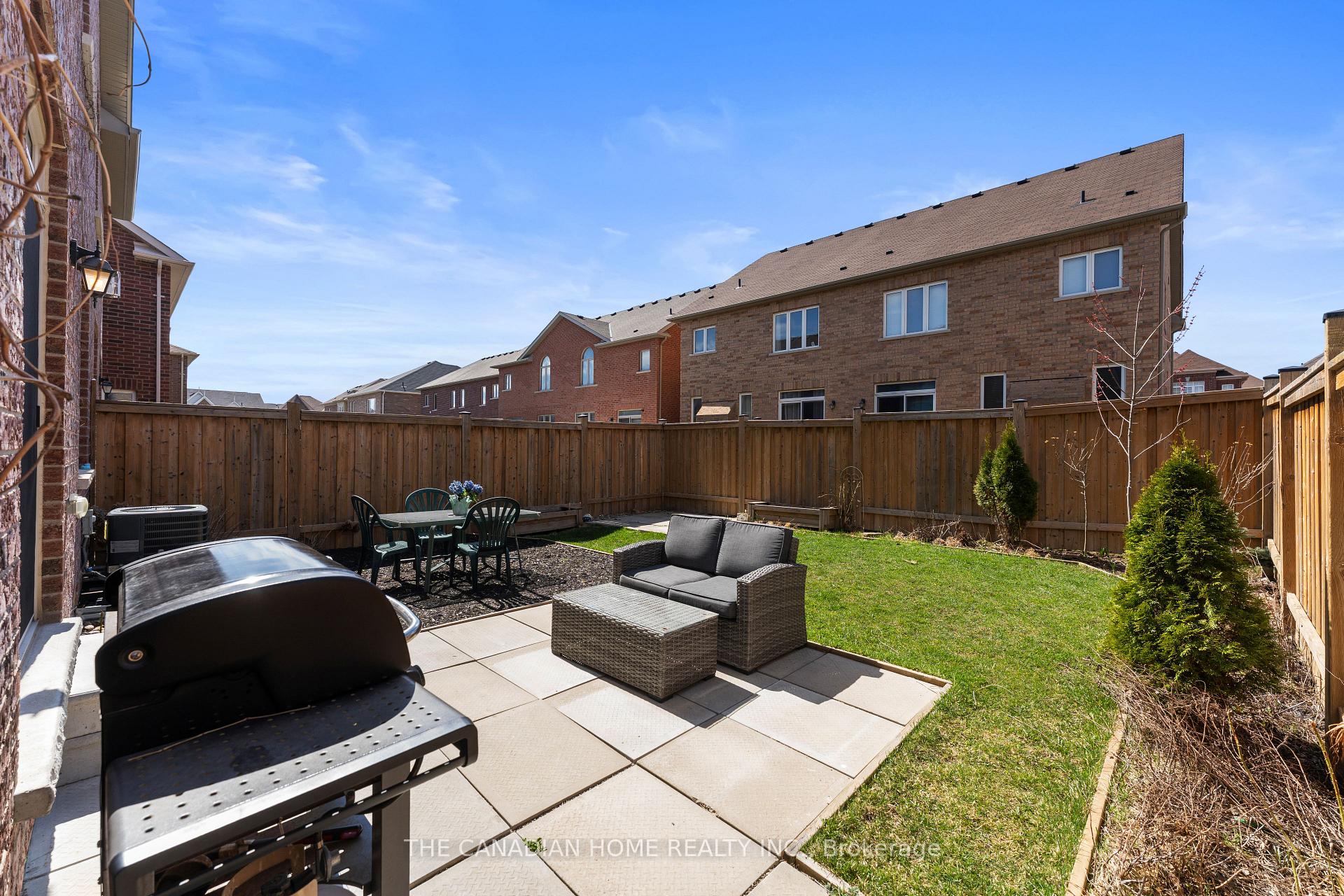 Photo 19 of 27 Exhibition Crescent, Brampton, Northwest Brampton — HOMEH