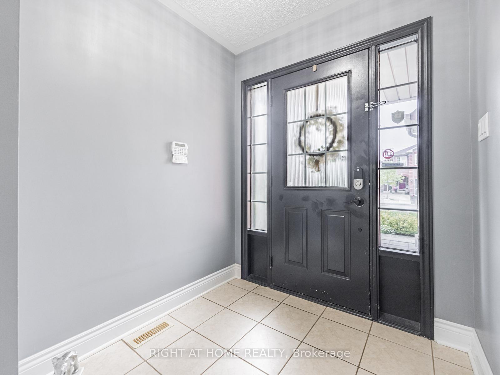 Photo 4 of 54 Roadmaster Lane, Brampton, Fletcher's Meadow — HOMEH